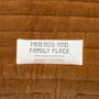 Voir la diapositive 4 : Paris Prix Coussin Déco Matelassé  Family Corner  45x45cm Ocre