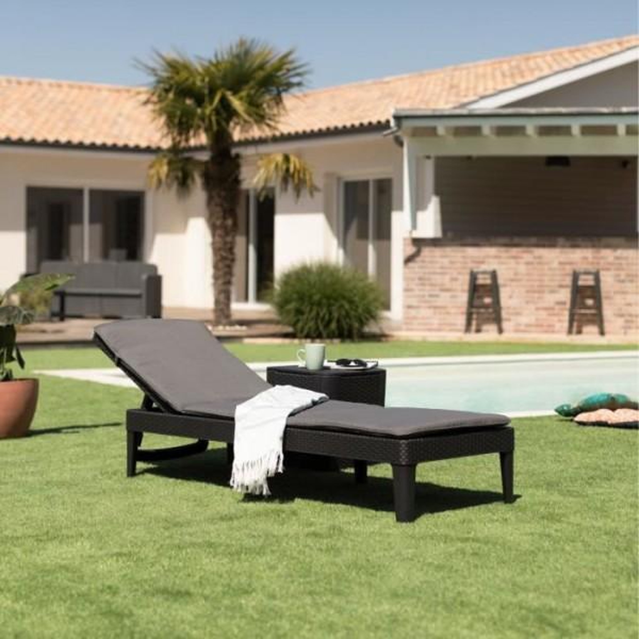 Voir la diapositive 5 : ALLIBERT by KETER Transat Bain de soleil - Allibert by KETER – JAIPUR - en résine imitation rotin tressé - gris graphite - dossier réglable avec cous