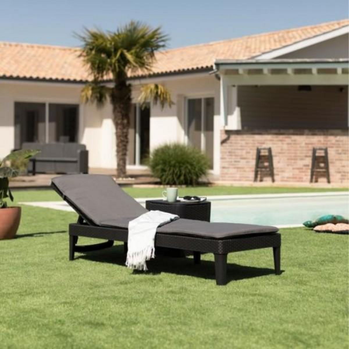 ALLIBERT by KETER Transat Bain de soleil - Allibert by KETER – JAIPUR - en résine imitation rotin tressé - gris graphite - dossier réglable avec cous