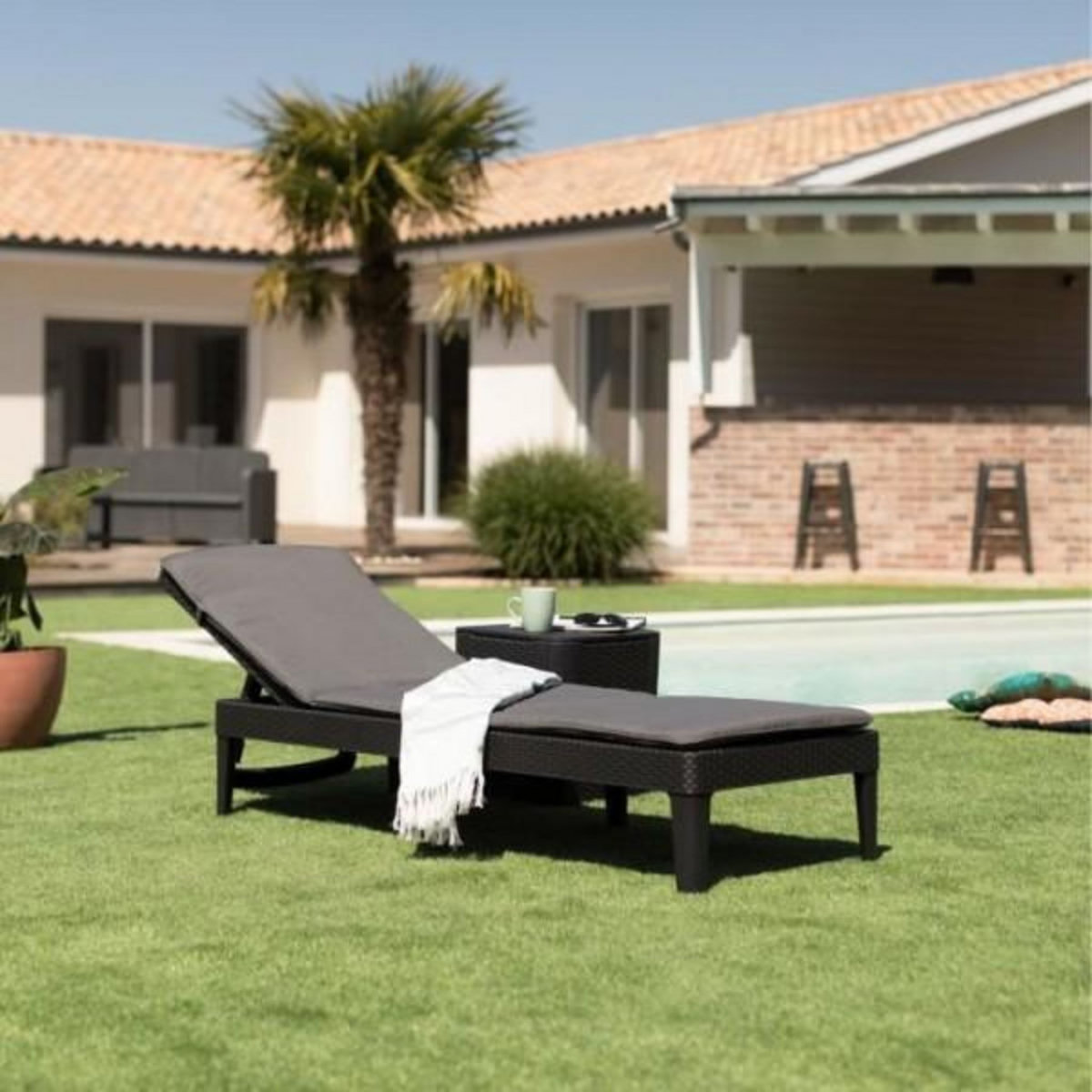 ALLIBERT by KETER Transat Bain de soleil - Allibert by KETER – JAIPUR - en résine imitation rotin tressé - gris graphite - dossier réglable avec cous