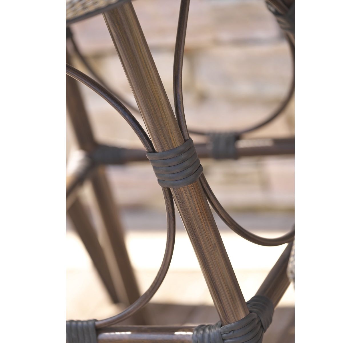 DCB GARDEN Table de jardin - 2 places - Aluminium - Marron - USHAIA