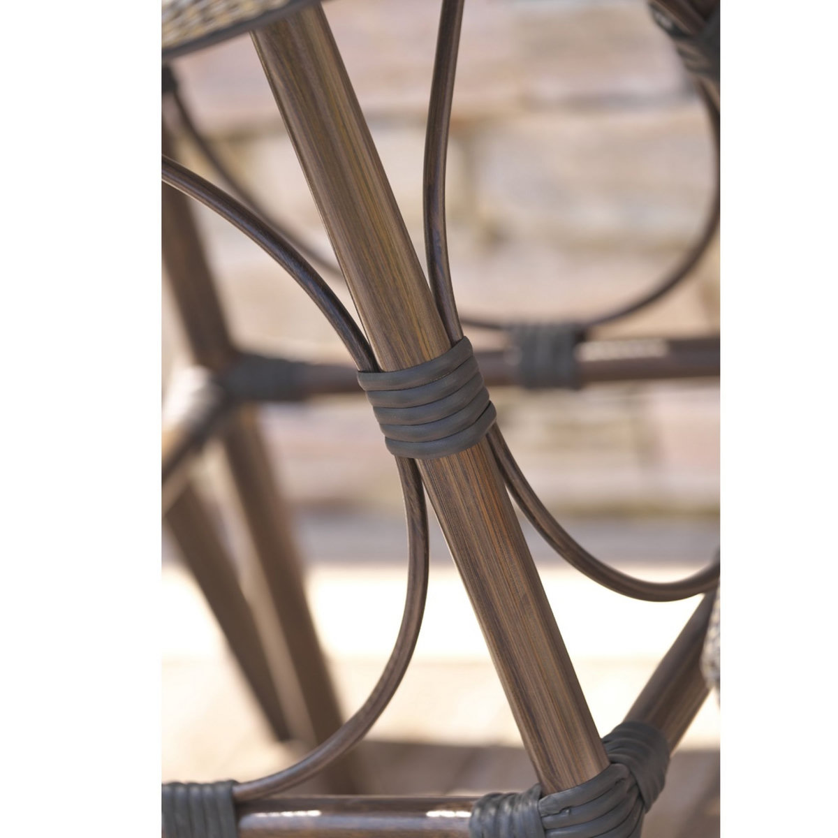 DCB GARDEN Table de jardin - 2 places - Aluminium - Marron - USHAIA