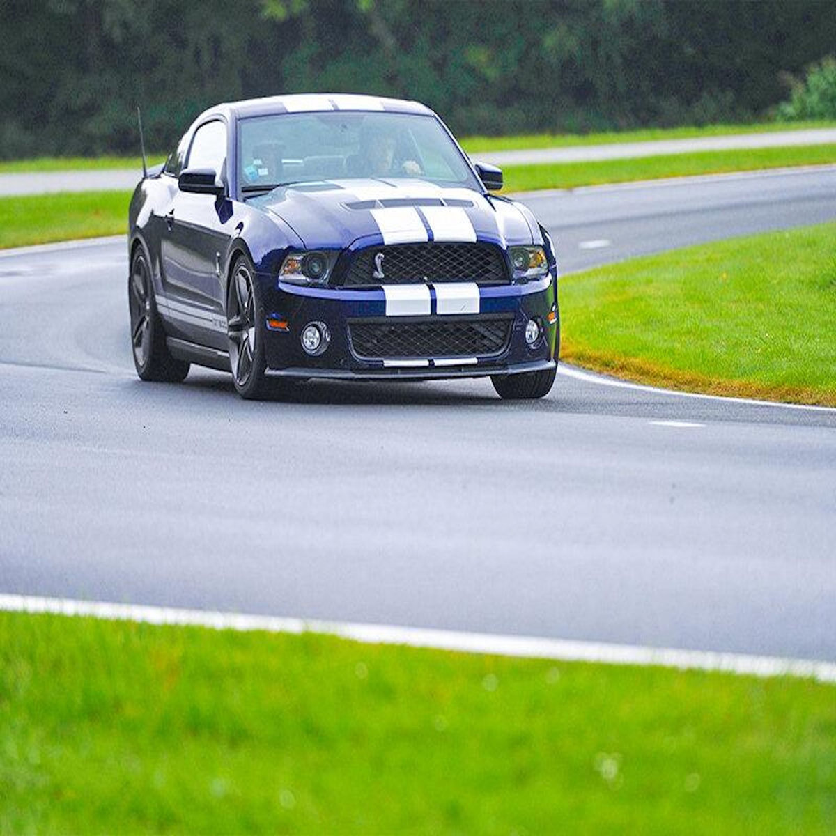 Smartbox Stage de pilotage : 2 tours sur le circuit de Haute Saintonge en Ford Mustang Shelby GT500 - Coffret Cadeau Sport & Aventure