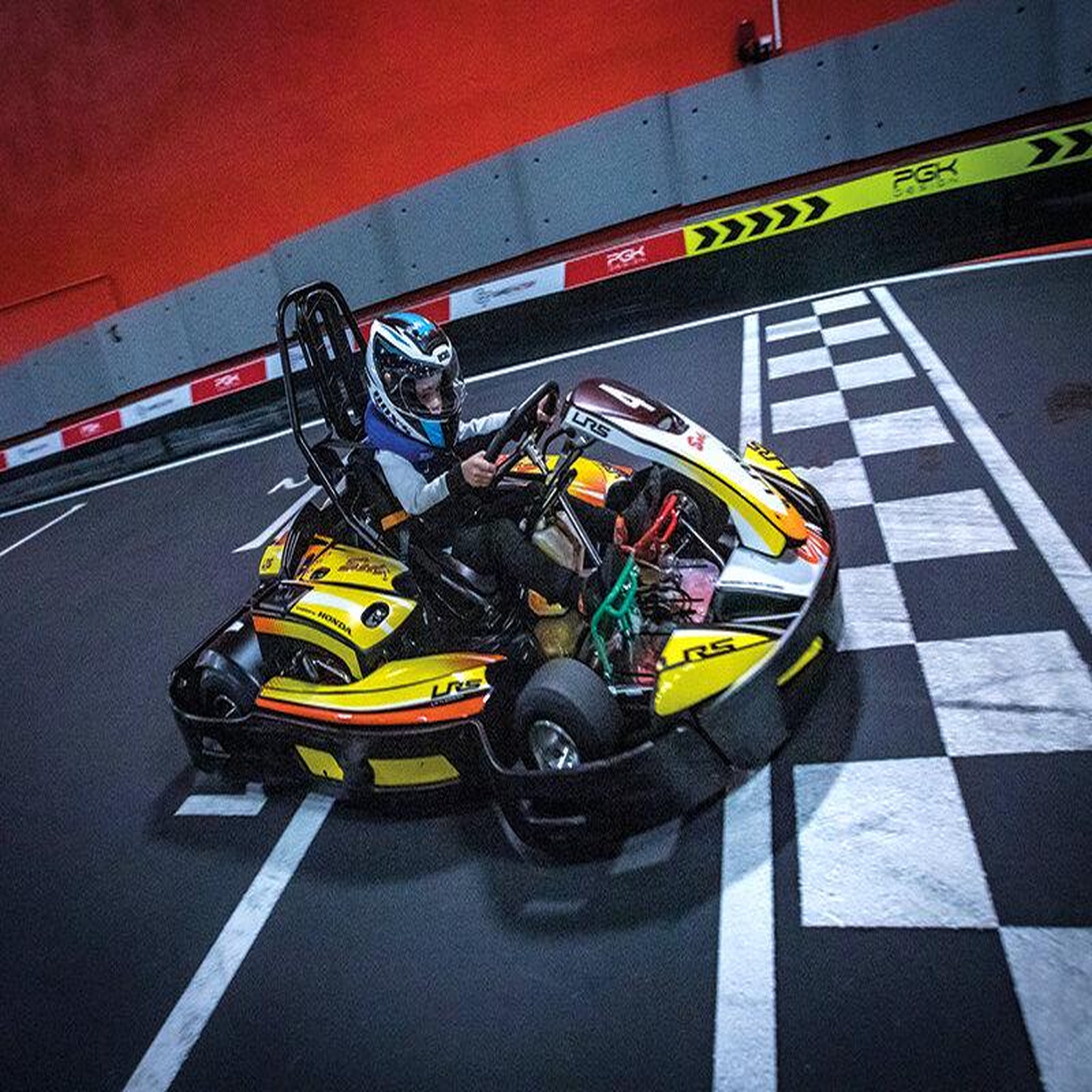 Voir la diapositive 6 : Smartbox 4 sessions de karting pour participer au red bull kart fight - coffret cadeau sport & aventure