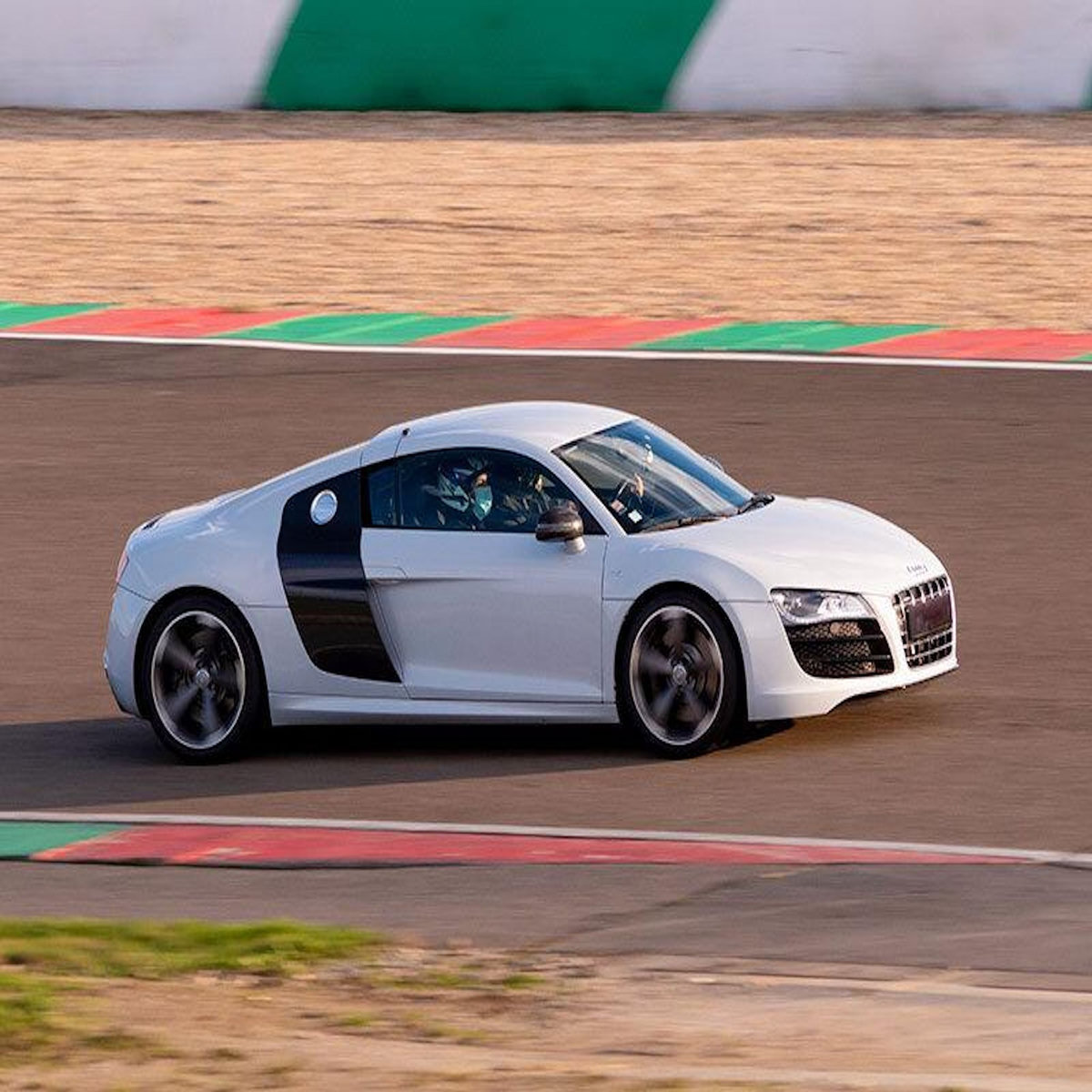 Smartbox Stage de pilotage : 5 tours sur le circuit de Croix-en-Ternois en Audi R8 V10 - Coffret Cadeau Sport & Aventure