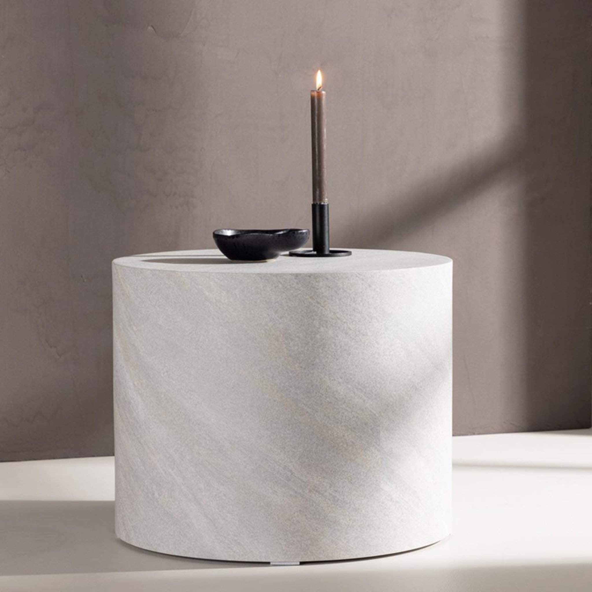 Voir la diapositive 2 : Paris Prix Table d'appoint ronde  york  50cm gris