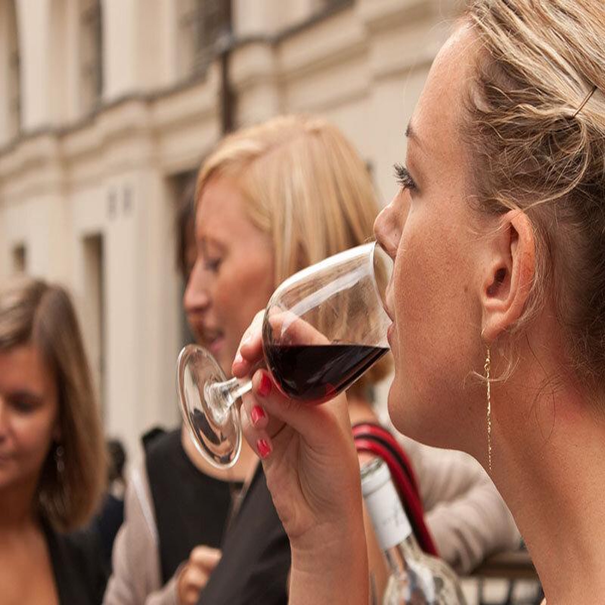 Voir la diapositive 2 : Smartbox Initiation œnologique et dégustation de vins et délices à partager dans un grand hôtel parisien - coffret cadeau gastronomie