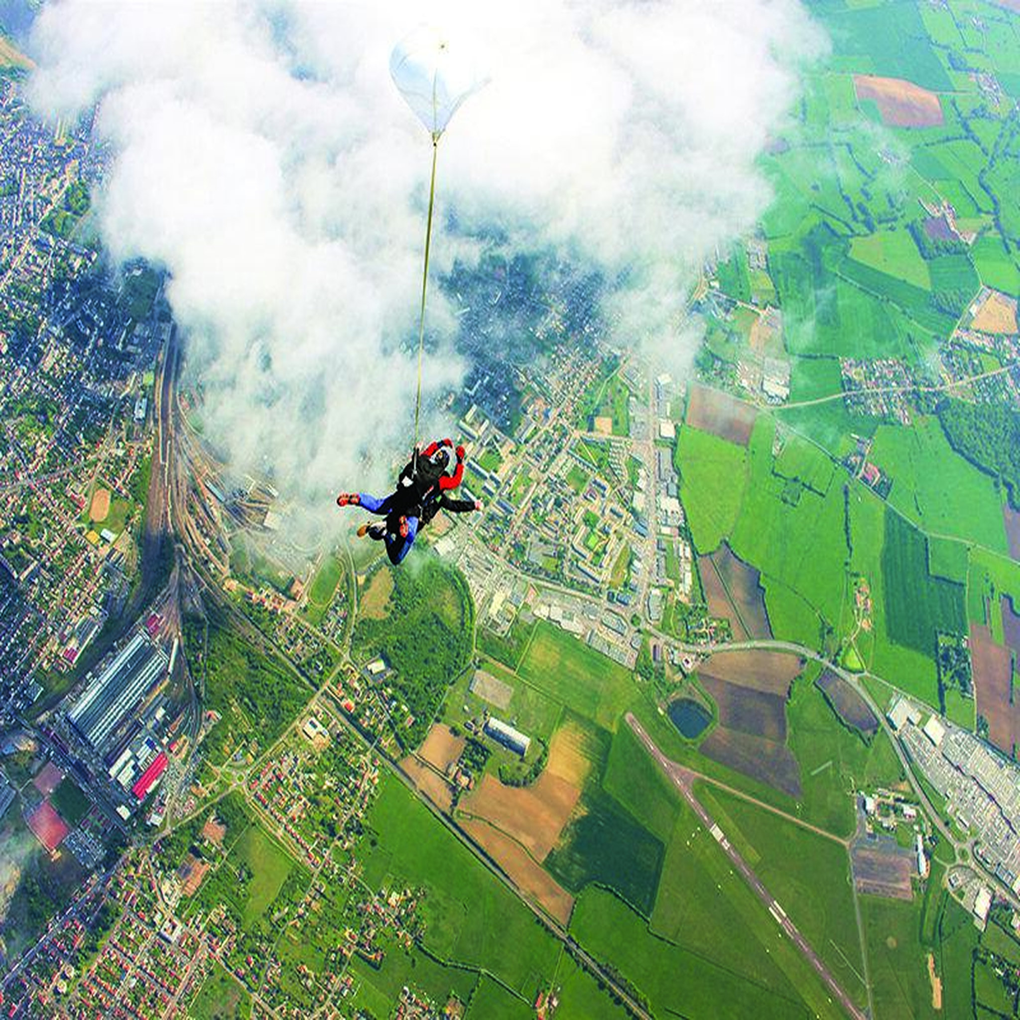 Voir la diapositive 3 : Smartbox Saut en parachute avec vidéo au sud de paris - coffret cadeau sport & aventure
