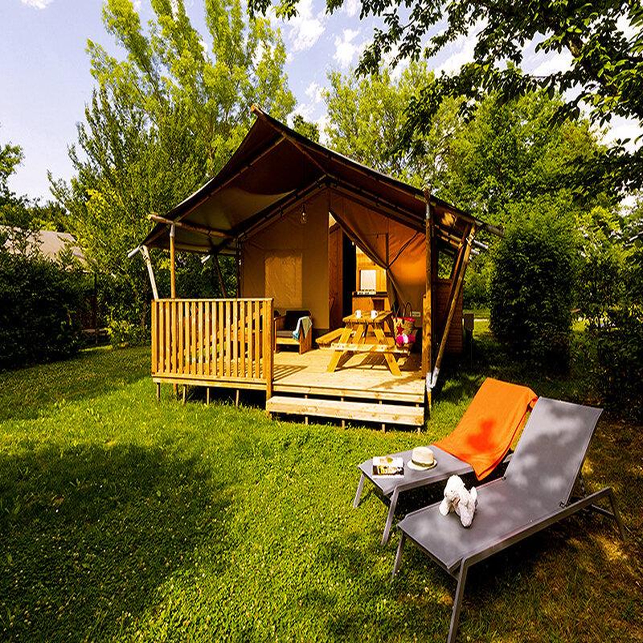 Voir la diapositive 2 : Smartbox Séjour insolite en famille : 3 jours en lodge dans un camping 4* avec dîner - coffret cadeau séjour