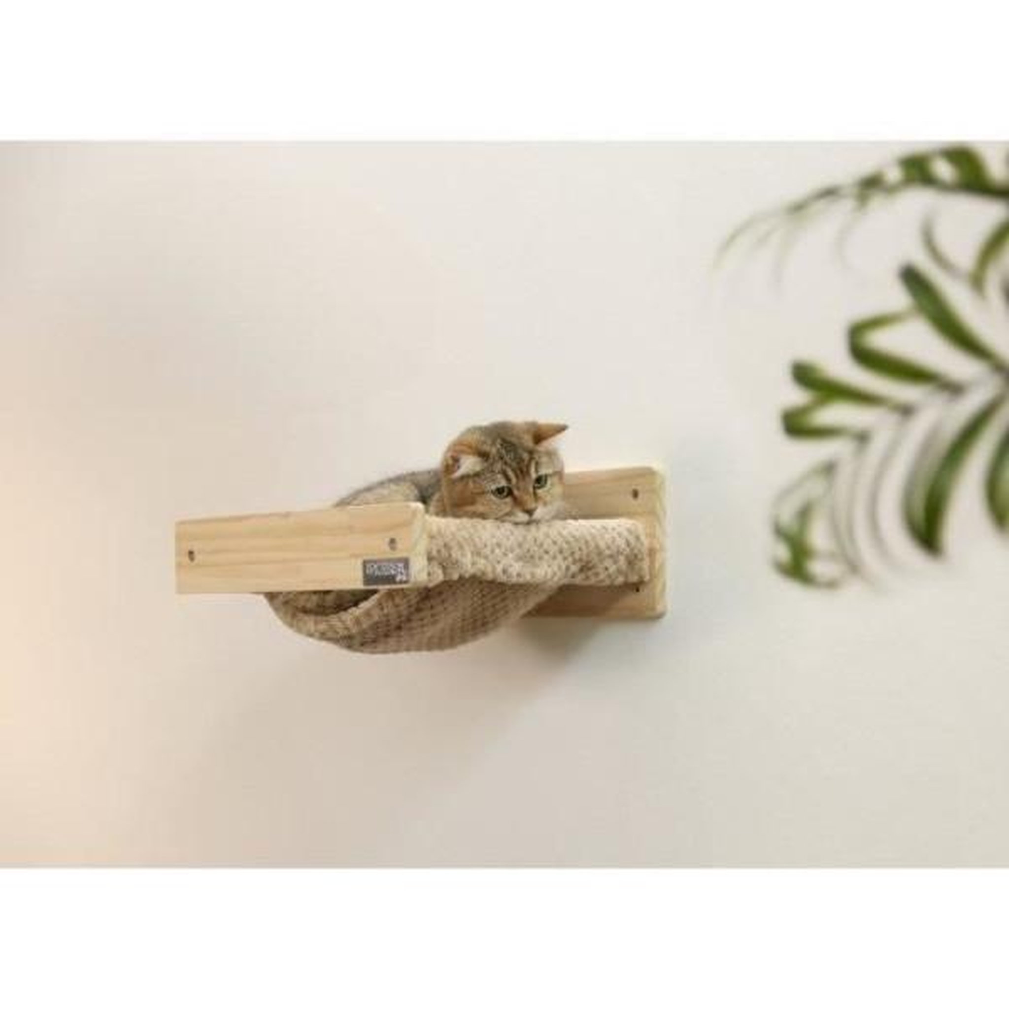 Voir la diapositive 2 : KERBL KERBL - Hamac mural pour chats - TIMBER - 38 x 33,5 x 16 cm - Bois massif - Tissu peluche