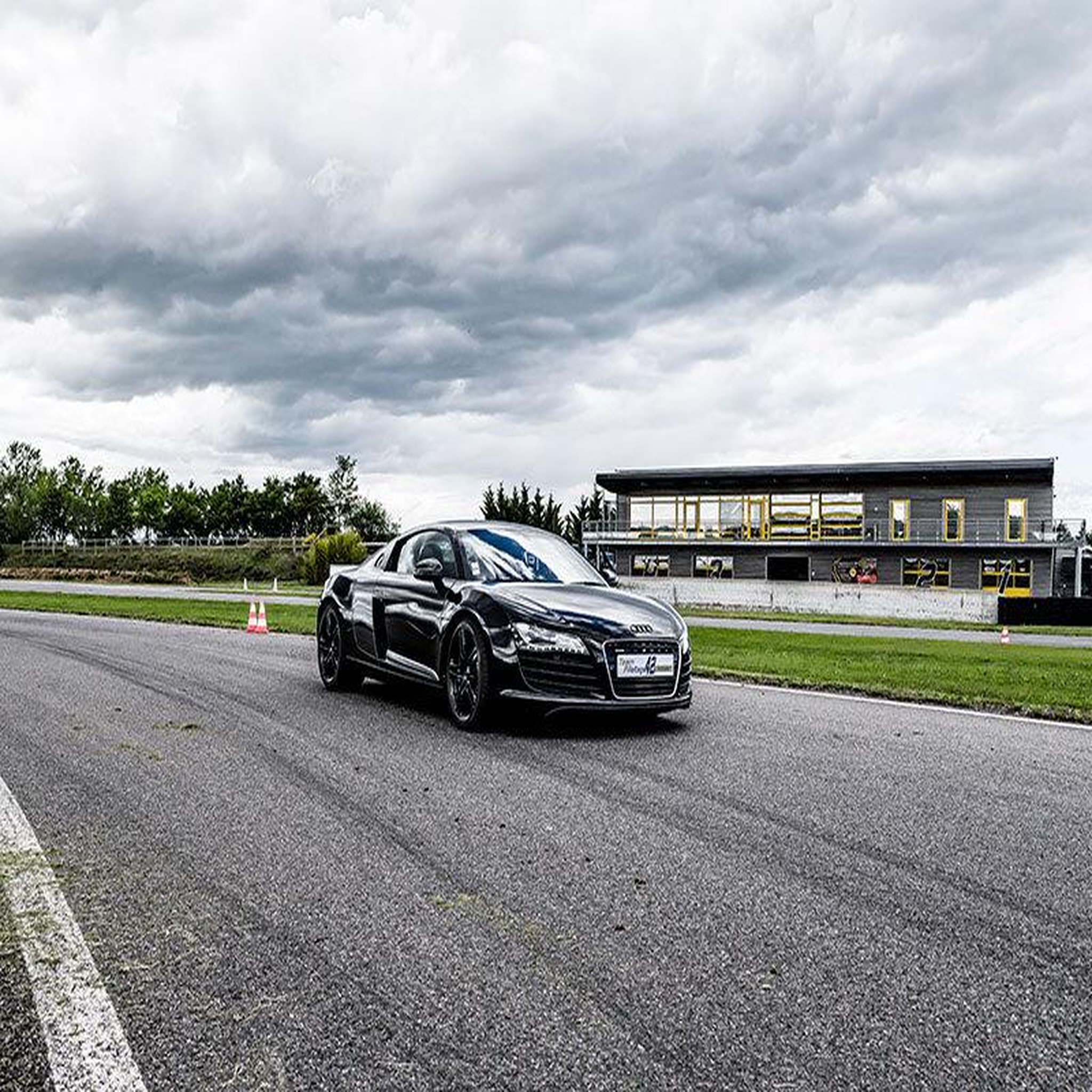 Voir la diapositive 4 : Smartbox Stage de pilotage : 12 tours en Ferrari, Audi R8, Porsche et Lotus sur le circuit d'Andrézieux - Coffret Cadeau Sport & Aventure