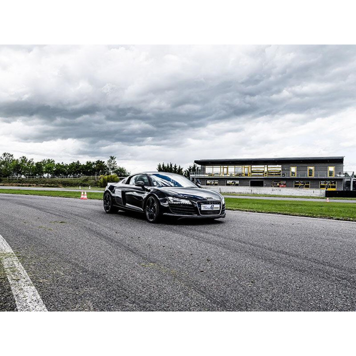 Smartbox Stage de pilotage : 12 tours en Ferrari, Audi R8, Porsche et Lotus sur le circuit d'Andrézieux - Coffret Cadeau Sport & Aventure