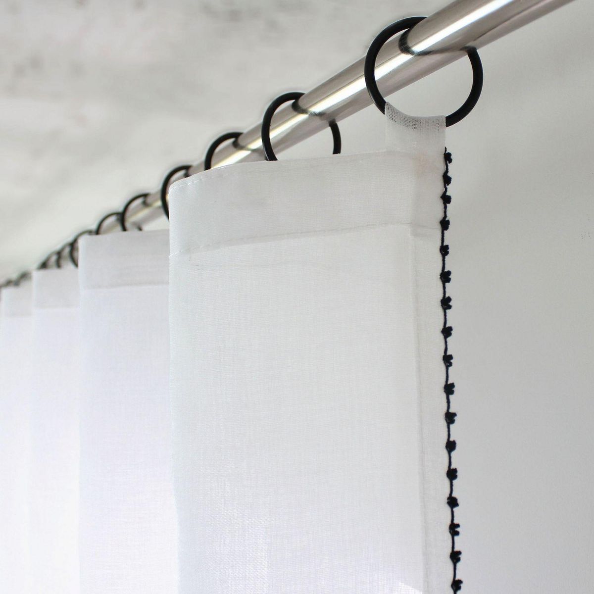 TOILINUX Voilage brodé avec anneaux noirs ANGELINA - 140 x 240 cm - Blanc