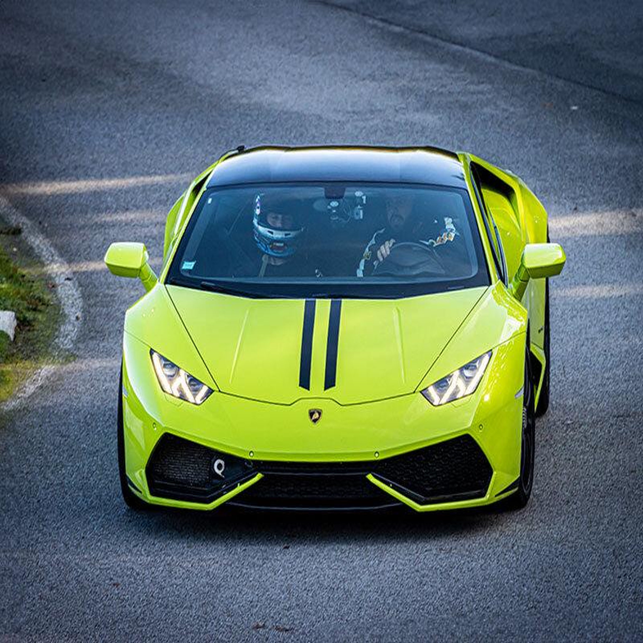 Voir la diapositive 4 : Smartbox Stage de pilotage multivolant : 2 tours en lamborghini huracán et 2 tours en ferrari f8 sur le circuit de la ferté-gaucher - coffret cadeau sport & aventure