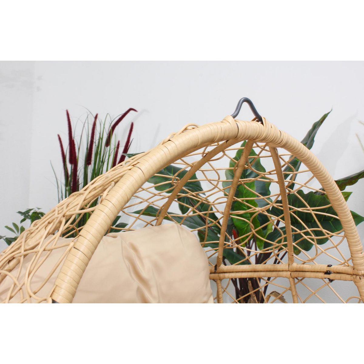 CONCEPT USINE Fauteuil œuf sur pied en résine beige effet rotin JANE