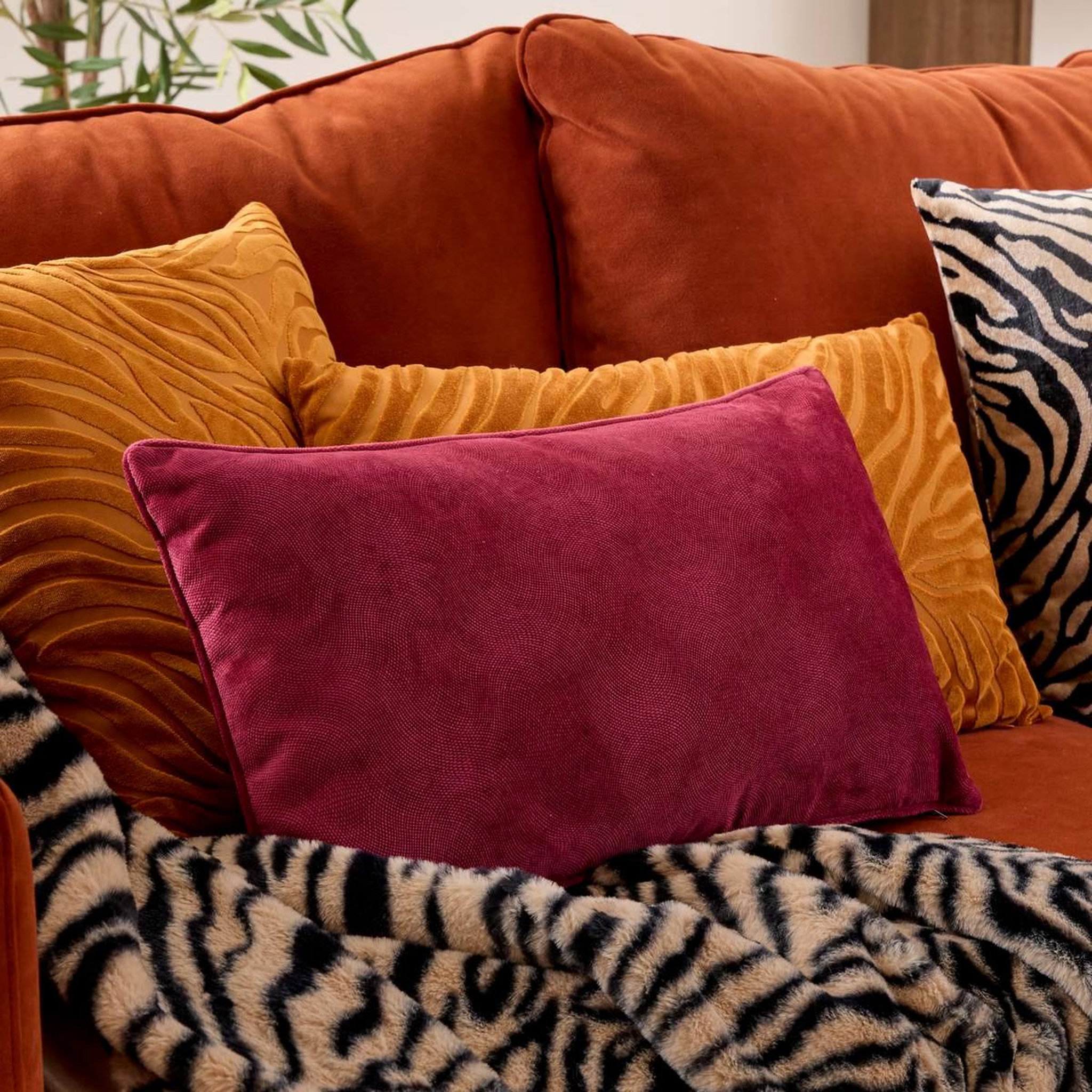 Voir la diapositive 5 : ATMOSPHERA Coussin déco uni  lilou  30x50cm rouge grenat