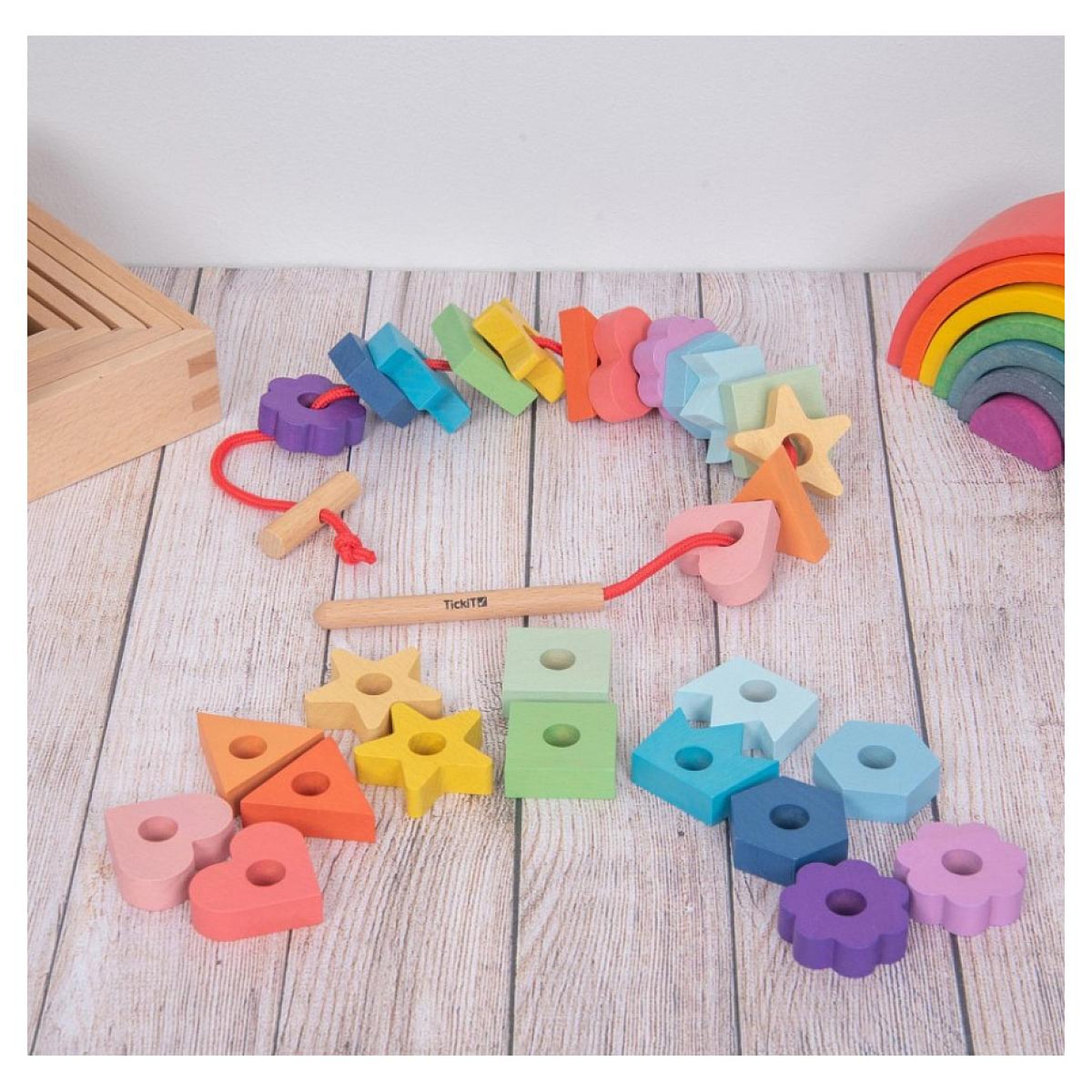 Voir la diapositive 2 : TICKIT Formes de lacage en bois arc-en-ciel  28 pieces et 1 lacet