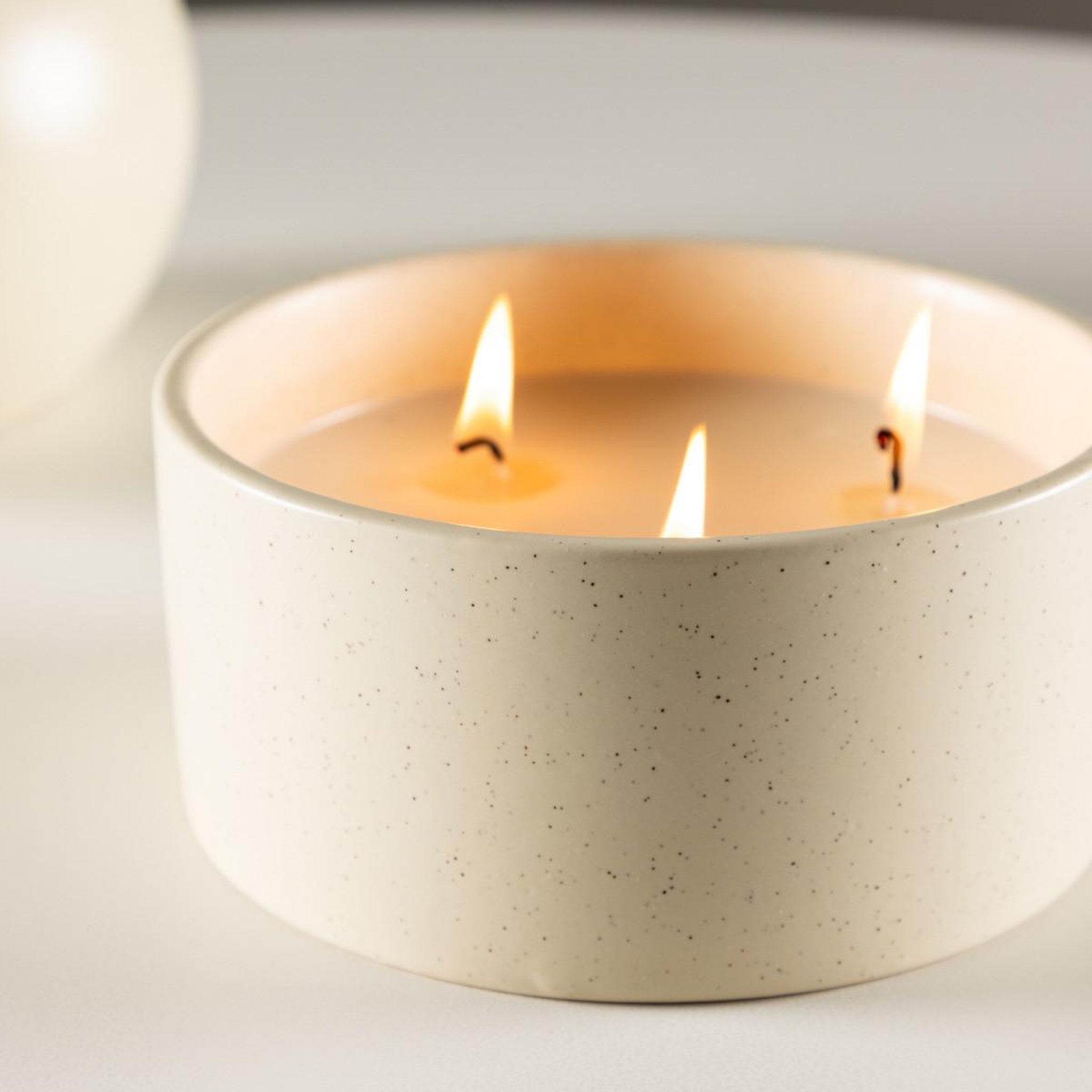 Voir la diapositive 5 : Paris Prix Bougie parfumée fraîcheur marine  douglas  750g beige & noir
