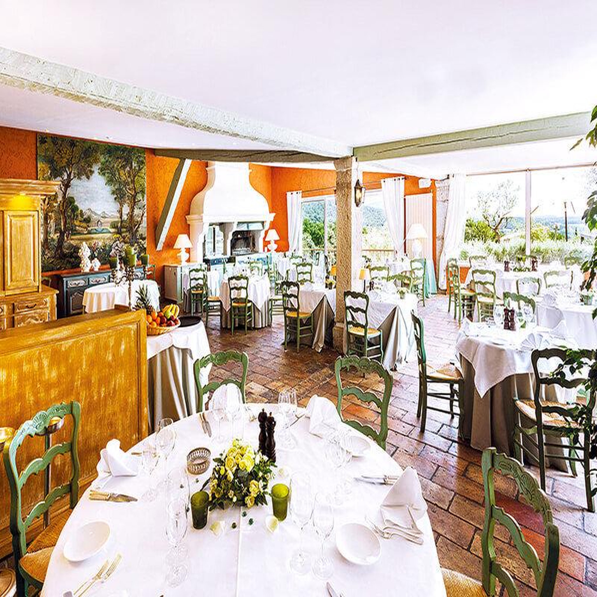 Voir la diapositive 2 : Smartbox Adresses gastronomiques : repas 3 plats à la table d'un prestigieux restaurant en provence - coffret cadeau gastronomie