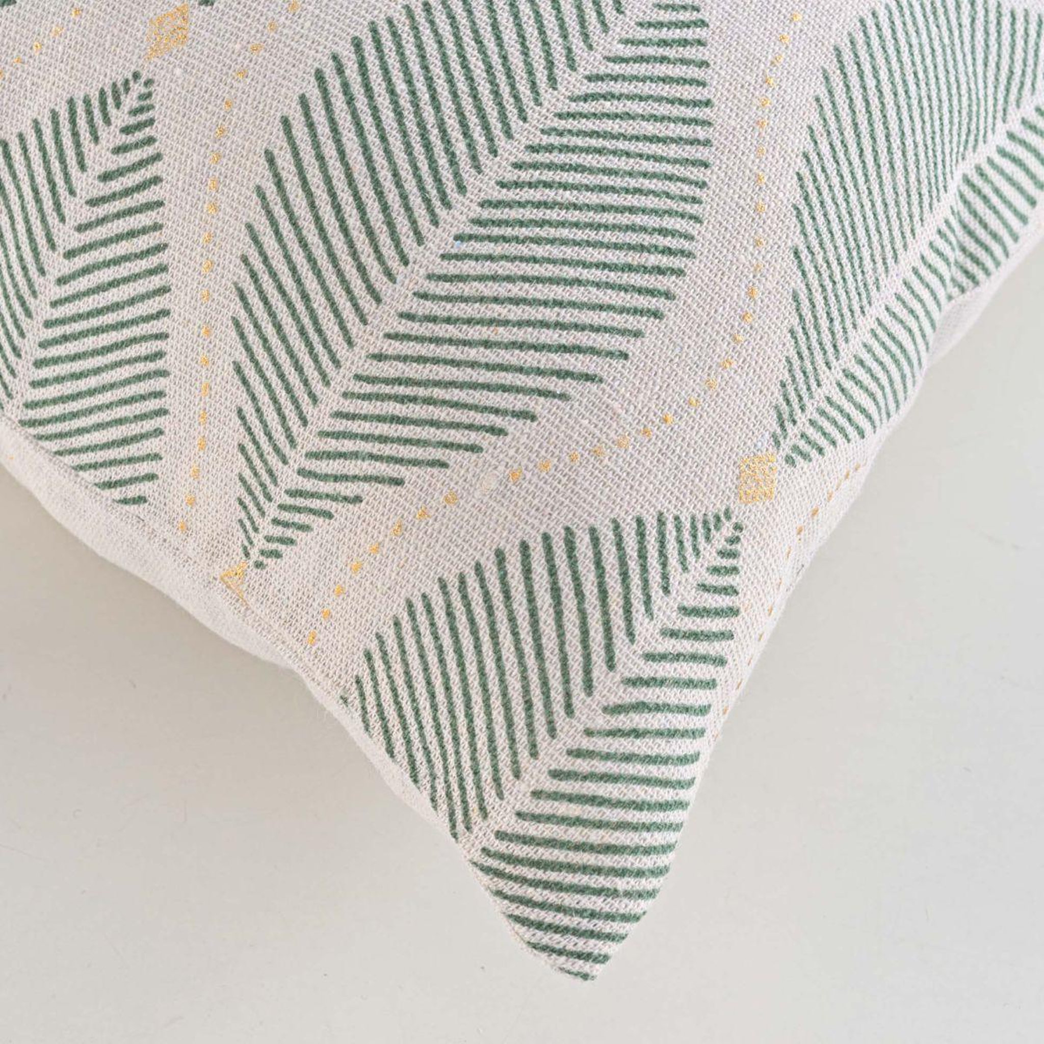 Voir la diapositive 3 : Douceur d'Intérieur Coussin imprimé métallisé  maho  30x50cm vert sauge