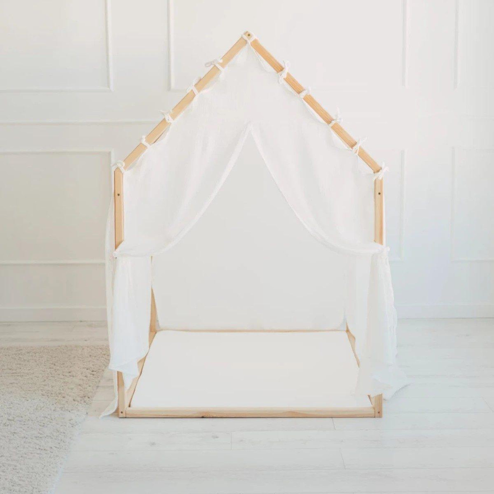 MONIO FOR KIDS Cabane de jeu en bois et mousseline 106 x 106 x 150 cm, portes — Blanc