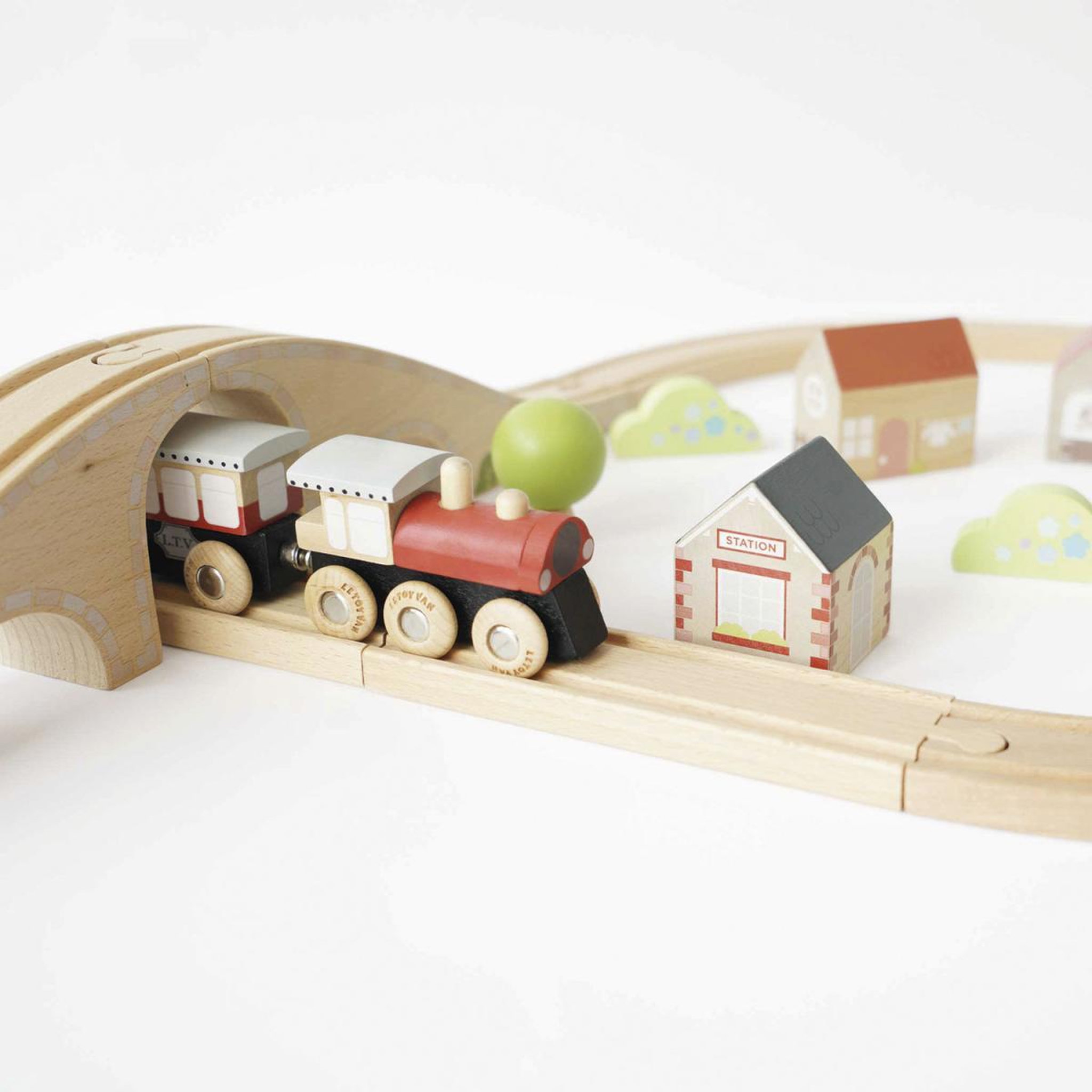 Voir la diapositive 4 : Le Toy Van Circuit de train - Figure en 8 - en bois