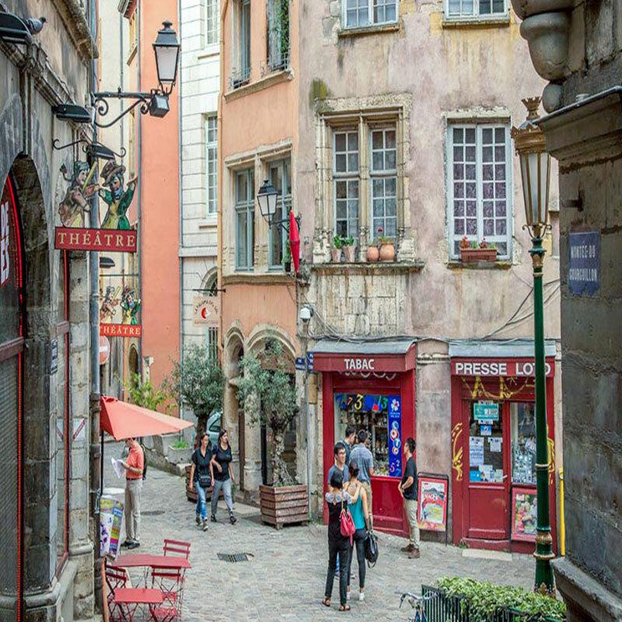 Voir la diapositive 2 : Smartbox Visite insolite et gourmande de Lyon durant 2h à bord de vélos taxi en famille - Coffret Cadeau Sport & Aventure