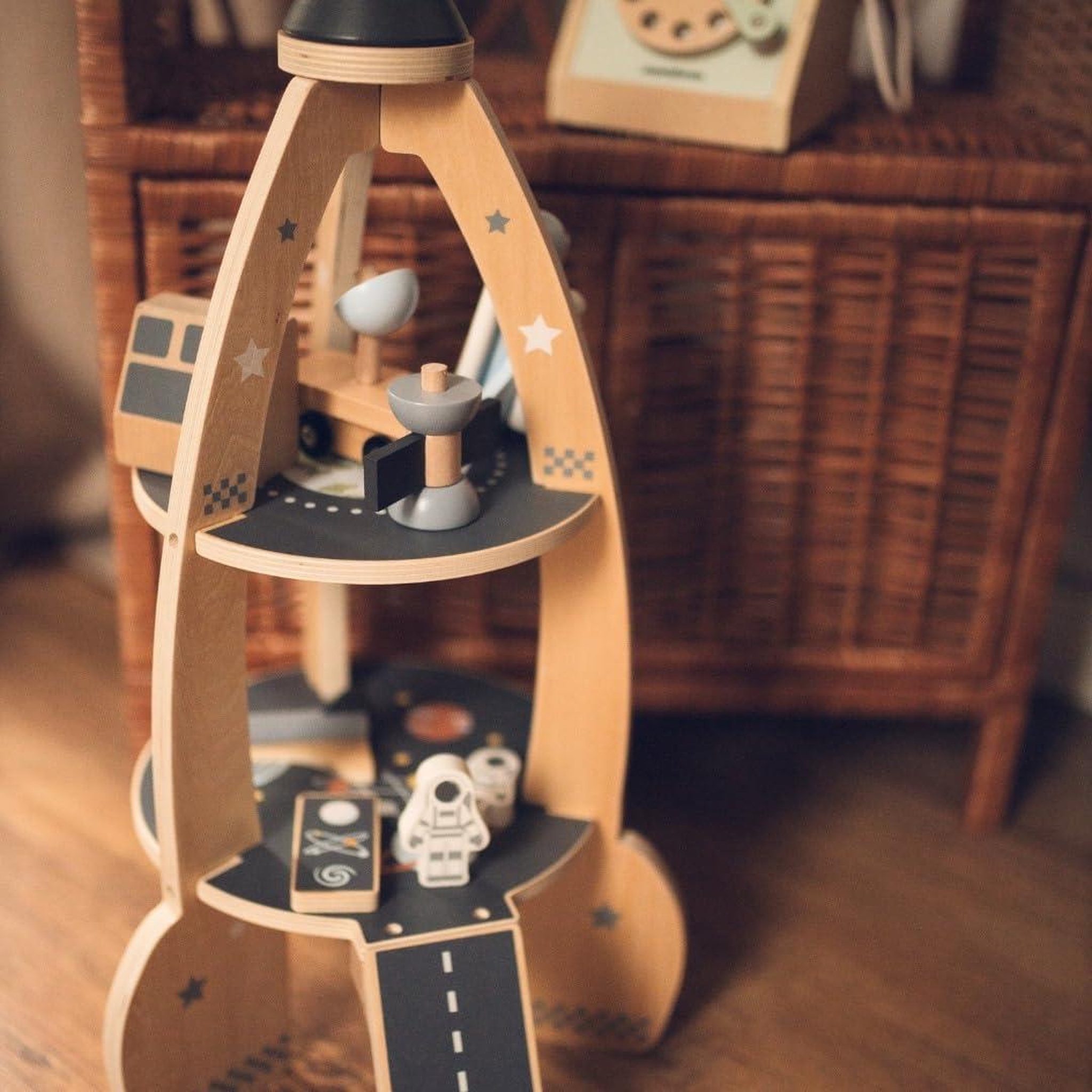 Voir la diapositive 2 : MAMABRUM Fusée Spatiale en Bois pour Enfant avec 2 Astronautes, Véhicules et Accessoires dès 3 Ans