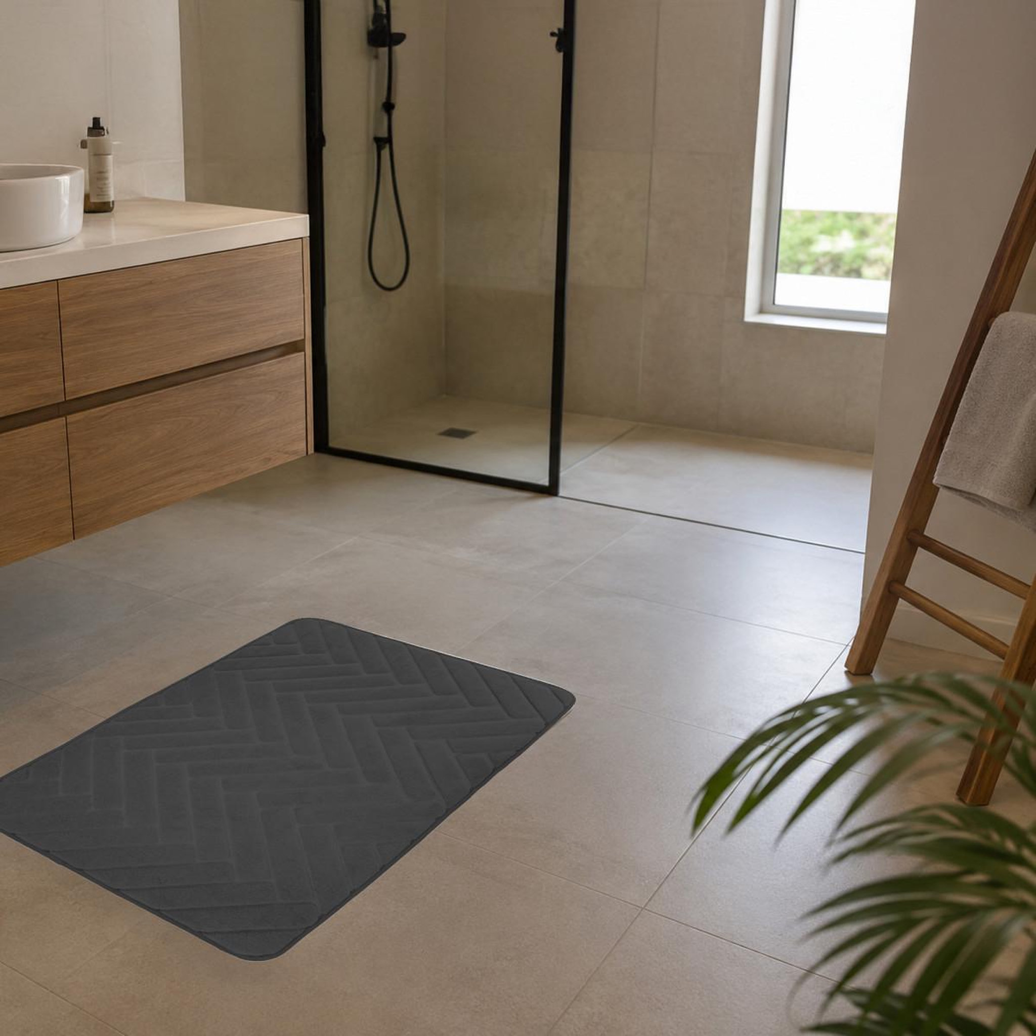 Voir la diapositive 2 : GUY LEVASSEUR Tapis de bain à mémoire de forme - chevron 50x80cm