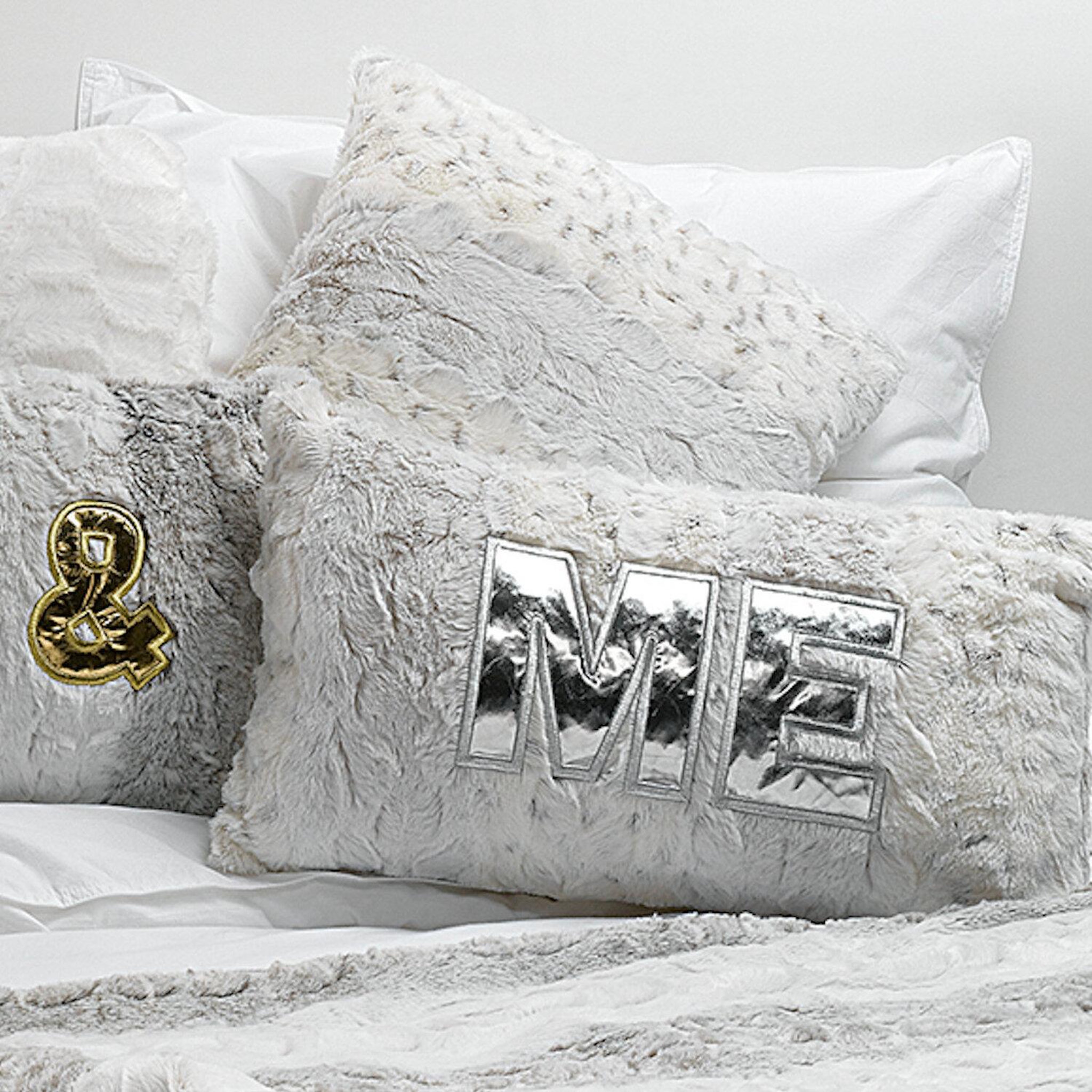 Voir la diapositive 1 : Les Ateliers du Linge Coussin fausse fourrure 100%polyester 420g chic
