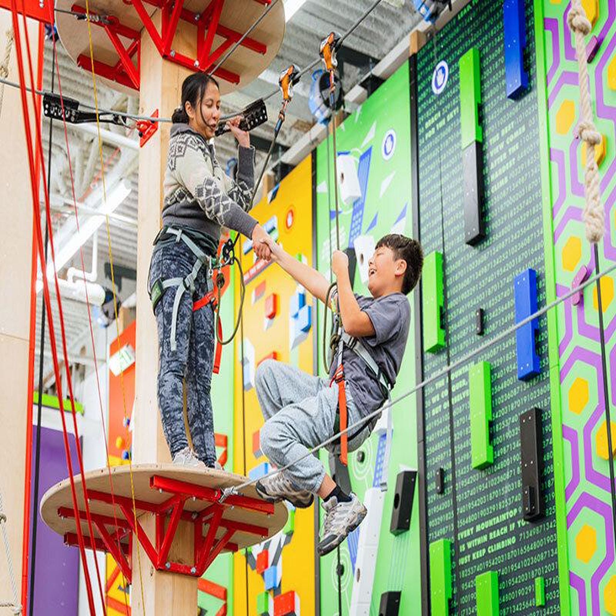 Voir la diapositive 2 : Smartbox Session d'escalade en salle : 1h pour 2 personnes à Nanterre - Coffret Cadeau Sport & Aventure