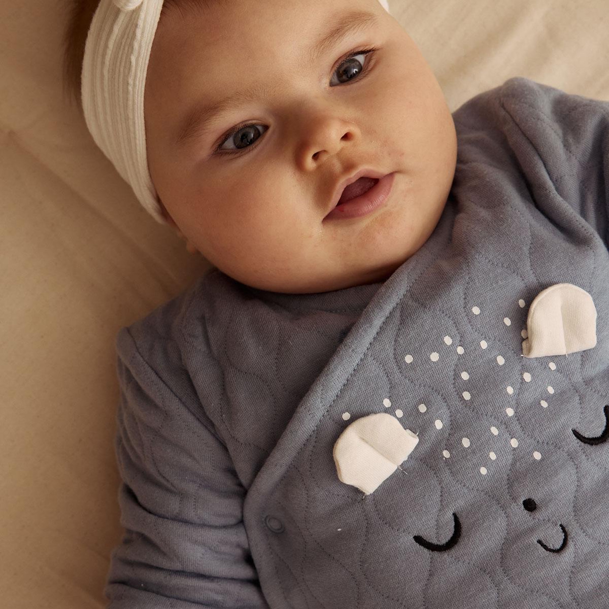 Voir la diapositive 6 : Petit Béguin Ensemble bébé veste en coton matelassé et pantalon en velours petite balade
