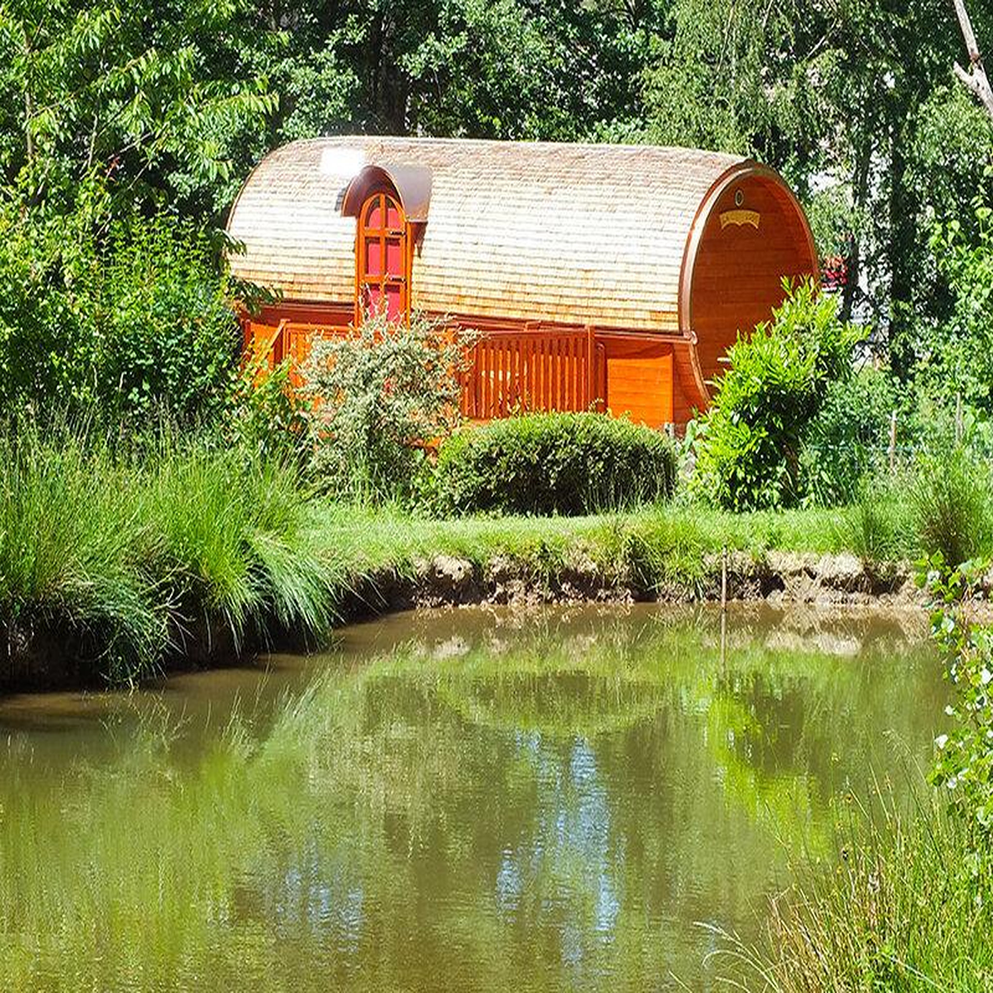 Voir la diapositive 2 : Smartbox Séjour de 2 jours en roulotte viticole dans les vosges - coffret cadeau séjour
