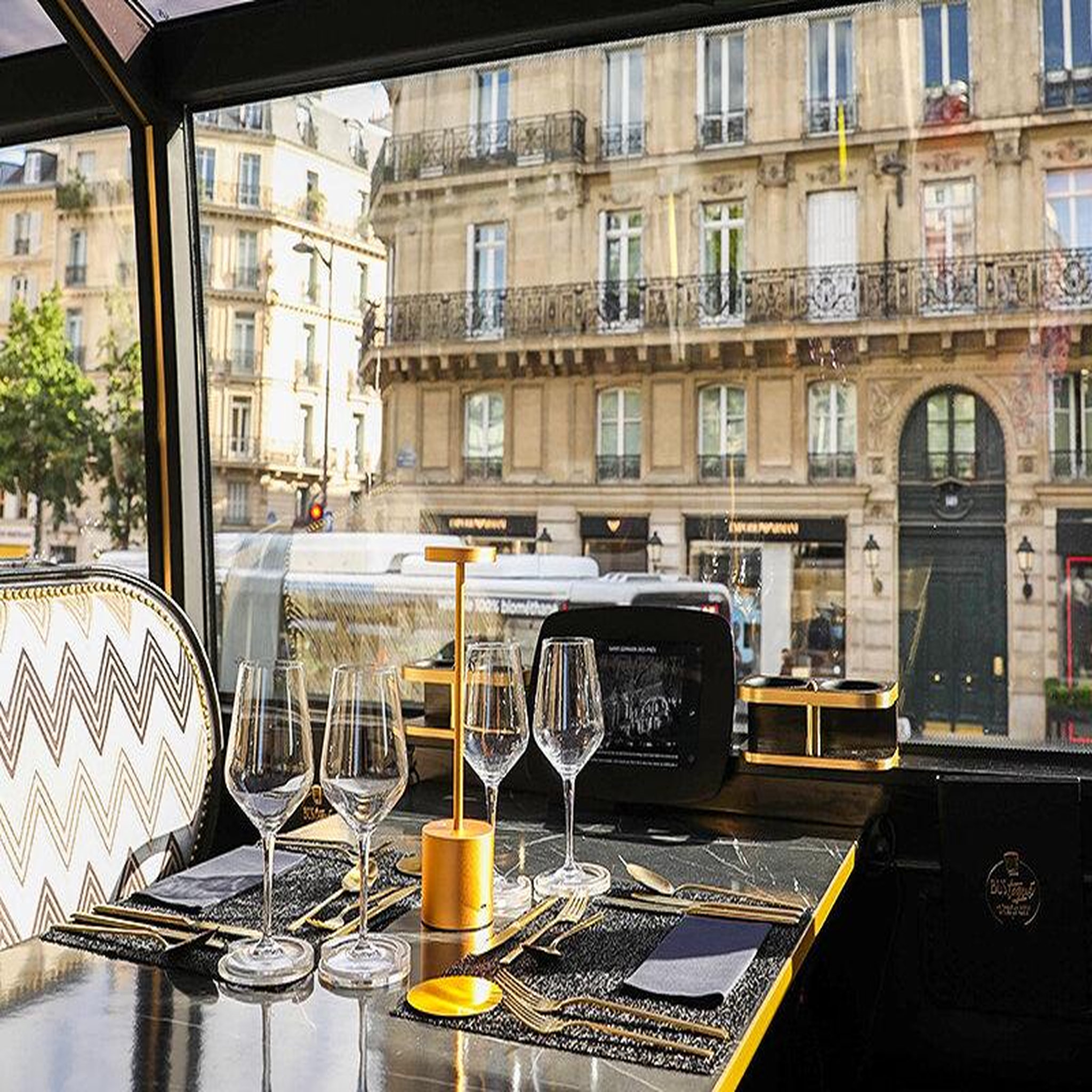 Voir la diapositive 3 : Smartbox Repas insolite 5 plats et visite de paris dans le bus à impériale champs-élysées - coffret cadeau gastronomie