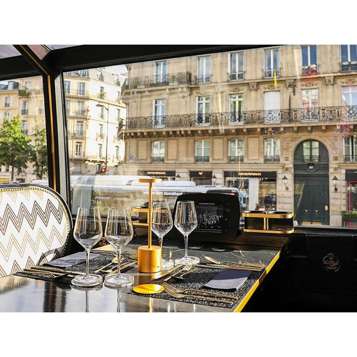 Smartbox Repas insolite 5 plats et visite de Paris dans le bus à impériale Champs-Élysées - Coffret Cadeau Gastronomie