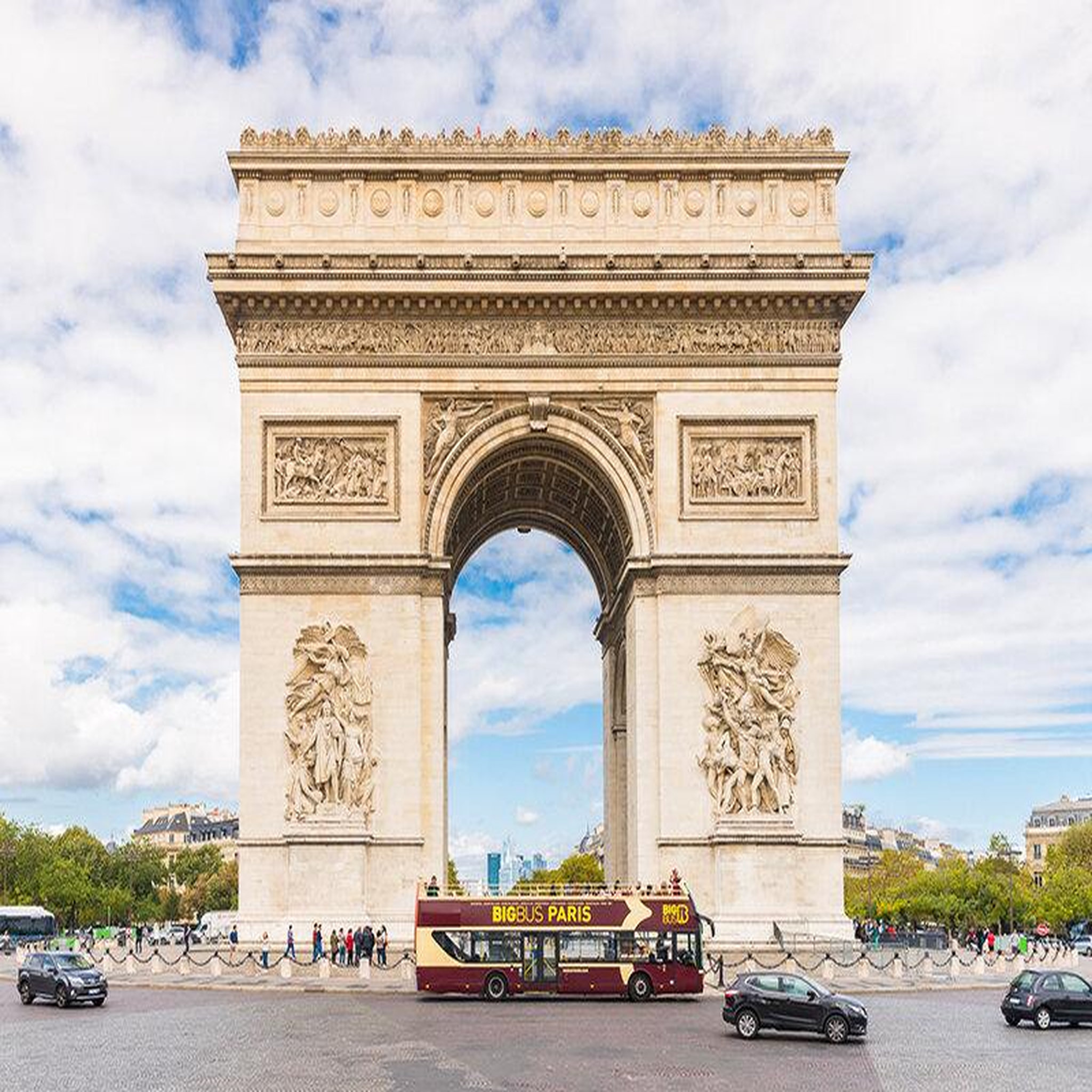 Voir la diapositive 2 : Smartbox Visite de paris pour 2 à bord d'un bus hop on, hop off à impériale - coffret cadeau sport & aventure