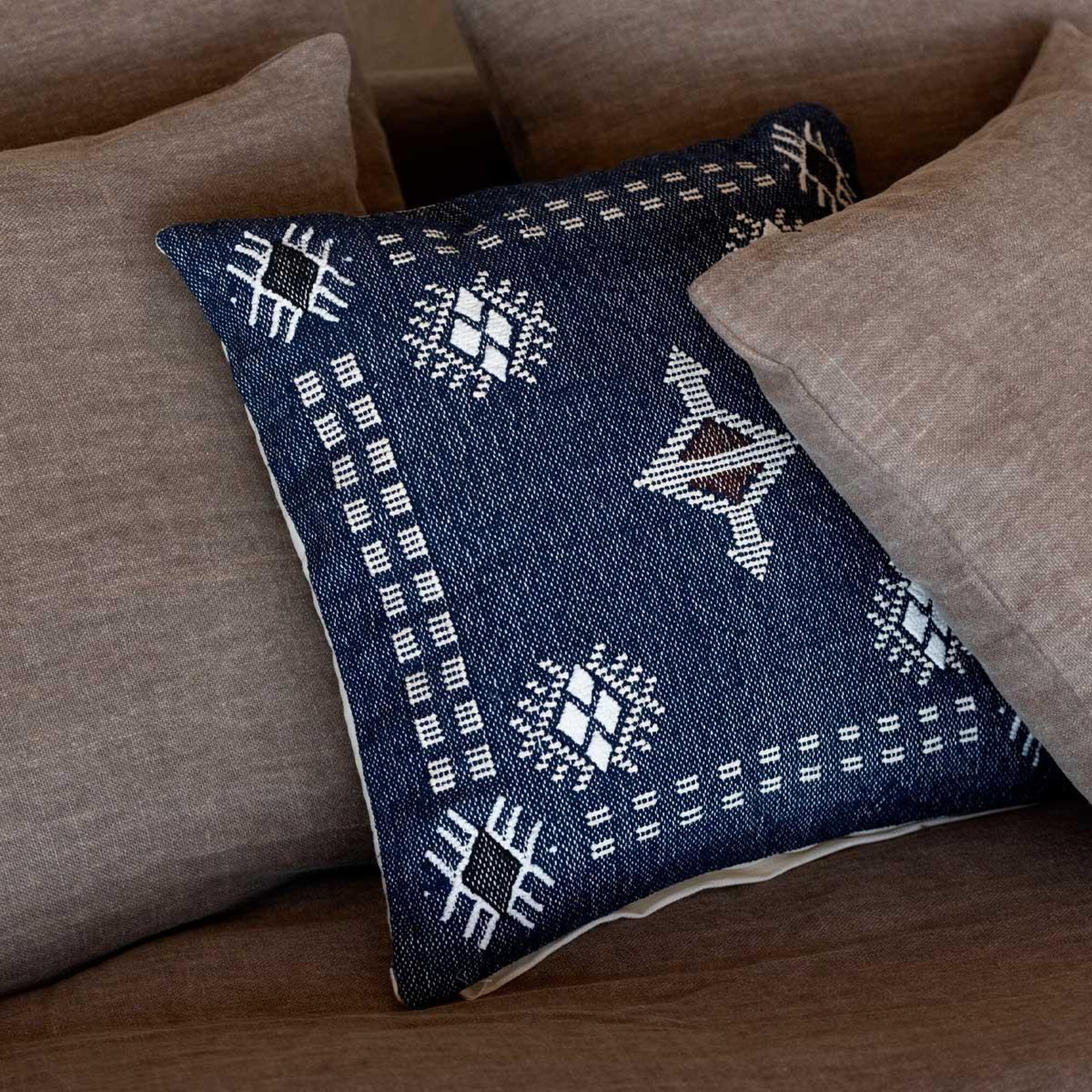 Voir la diapositive 4 : J-LINE Coussin déco en coton  ethique  45x45cm bleu foncé
