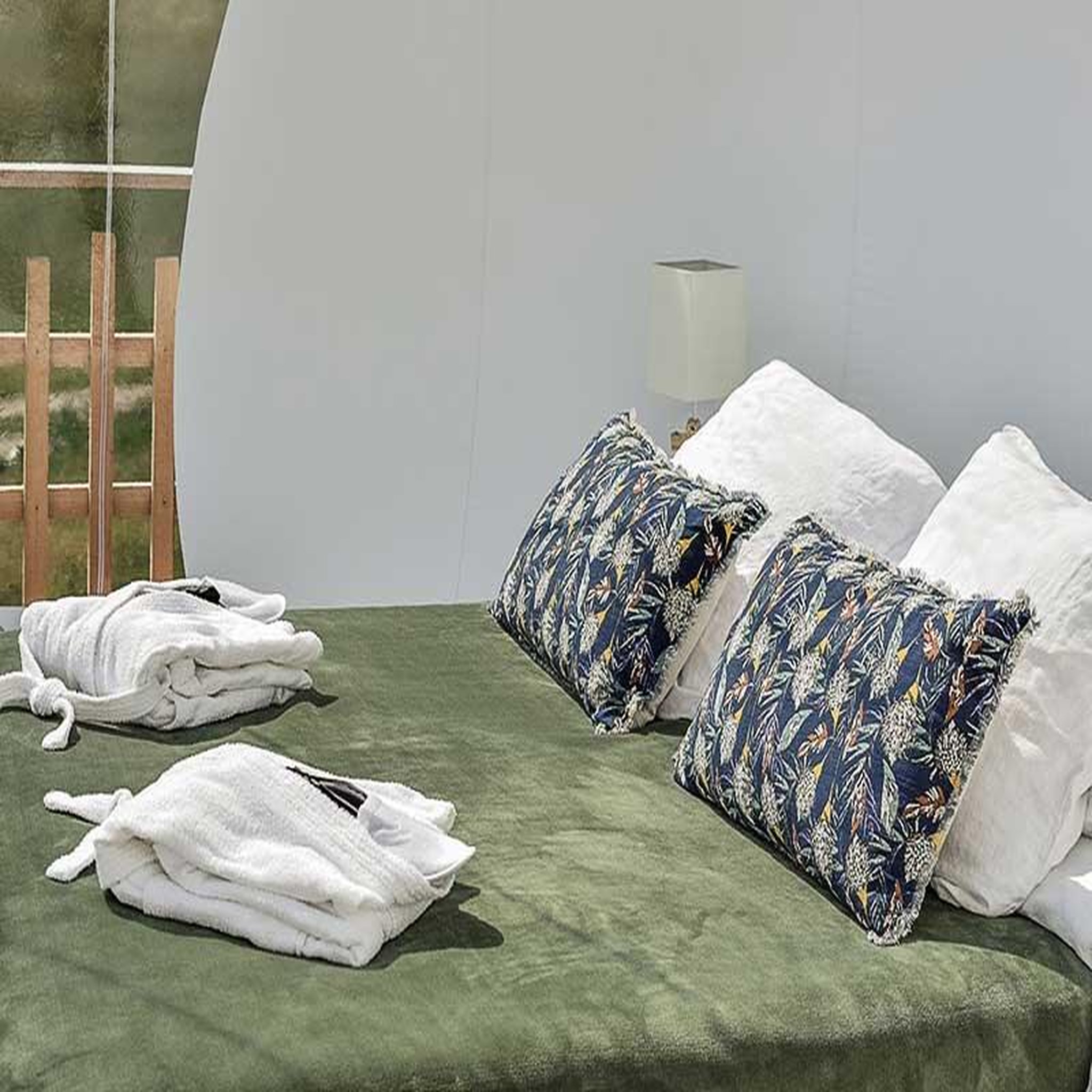 Voir la diapositive 2 : Smartbox 2 jours insolites en bulle de luxe avec bain bouillonnant et panier gourmand près de montauban - coffret cadeau séjour