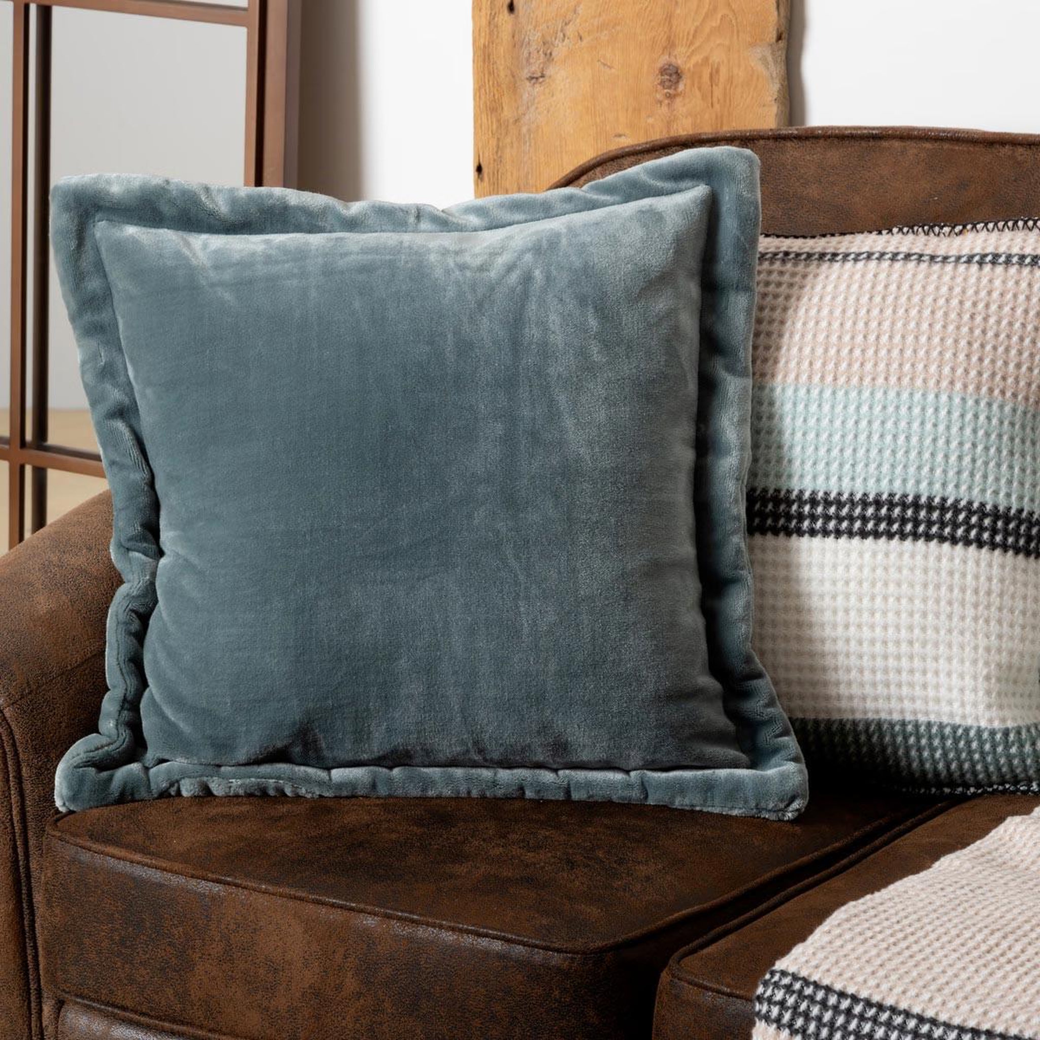 Voir la diapositive 4 : ATMOSPHERA Coussin déco flanelle  cuddly  53x53cm bleu givré