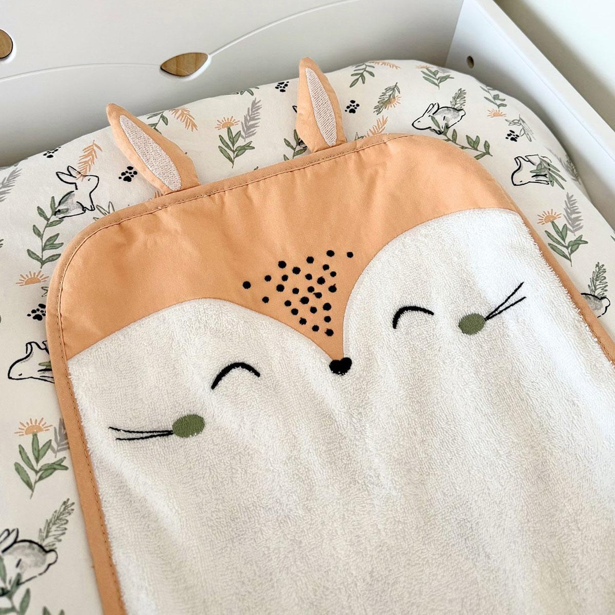 Voir la diapositive 5 : Petit Béguin Housse de matelas à langer + tapis de change frimousse
