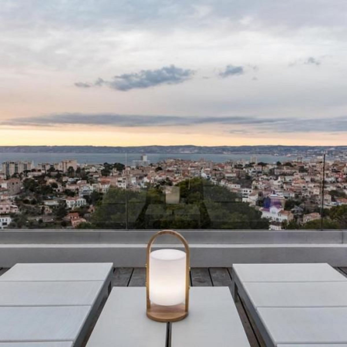 Lumisky Lanterne extérieure LED Woody - LUMISKY - Blanc - Design scandinave - Poignée en bois naturel - Autonomie 10h