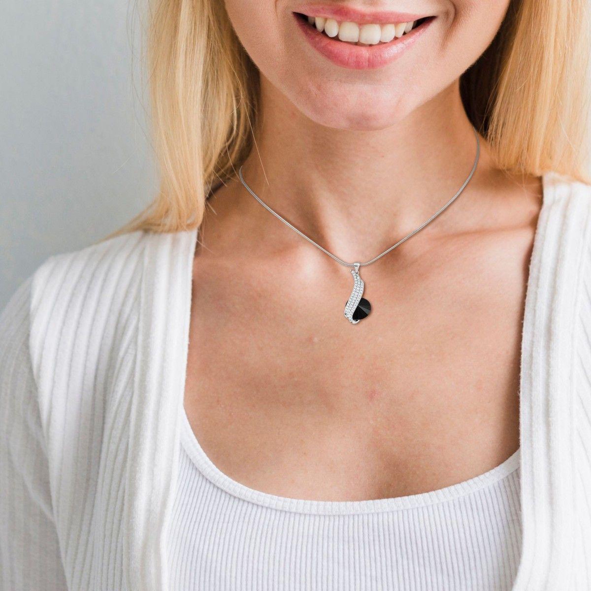 Voir la diapositive 2 : SC CRYSTAL Collier par SC Crystal orné de Cristaux scintillants