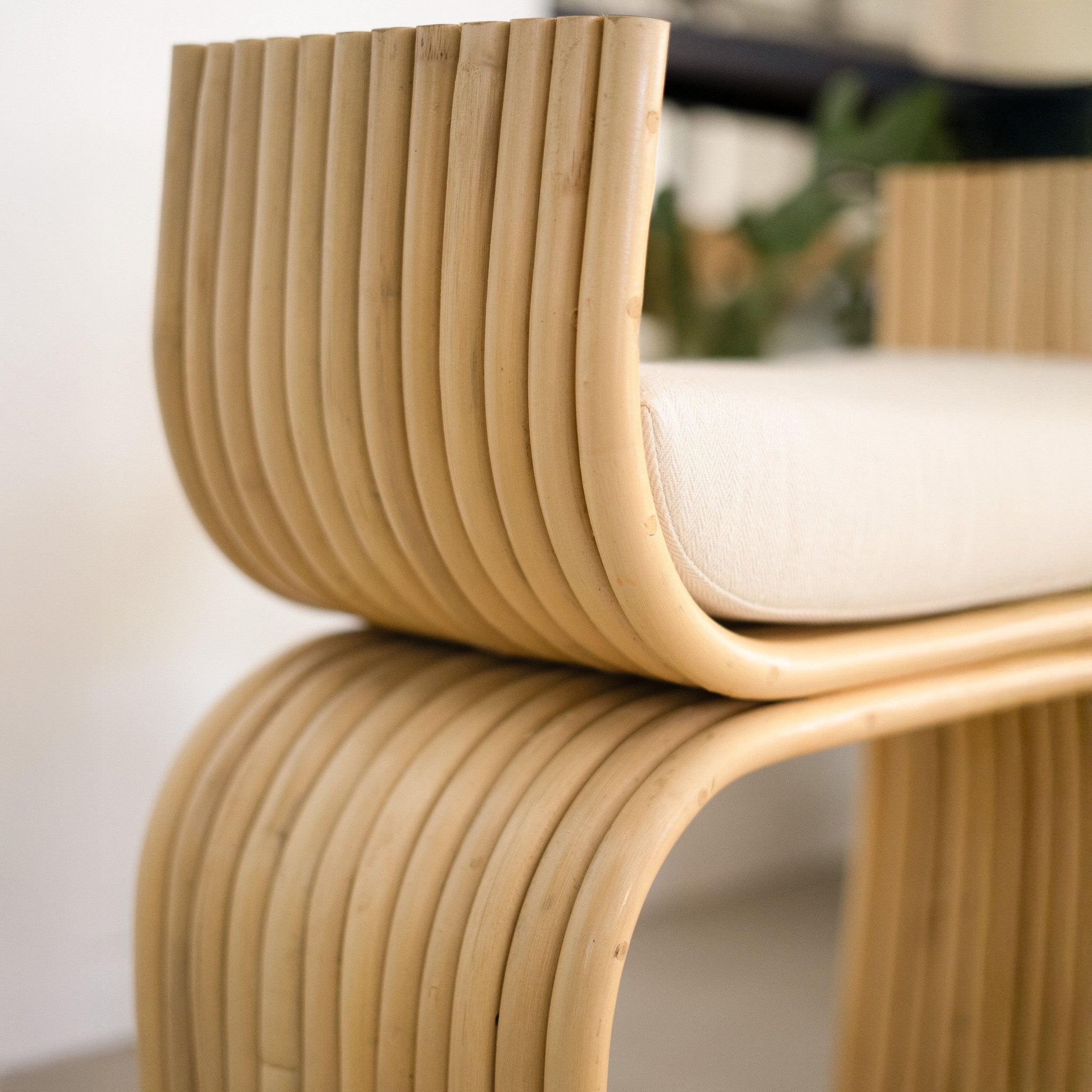 Voir la diapositive 3 : MAISON PAVANE Tabouret en rotin et coussin blanc-réane