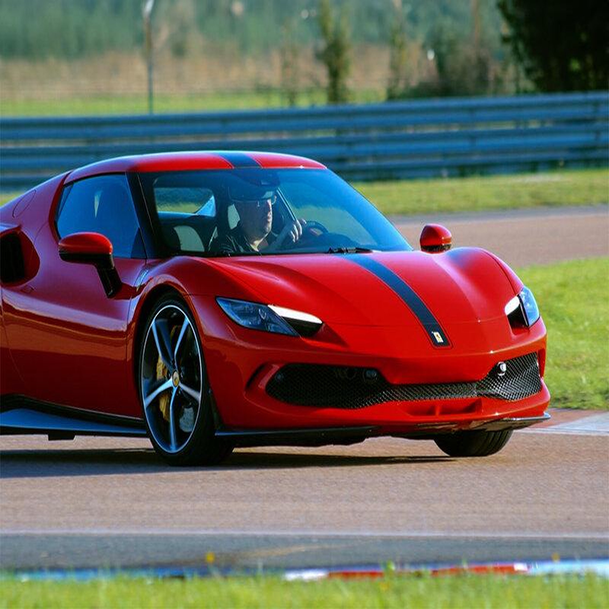 Voir la diapositive 2 : Smartbox Stage de pilotage : 3 tours sur le circuit de nogaro en ferrari 296 gtb - coffret cadeau sport & aventure