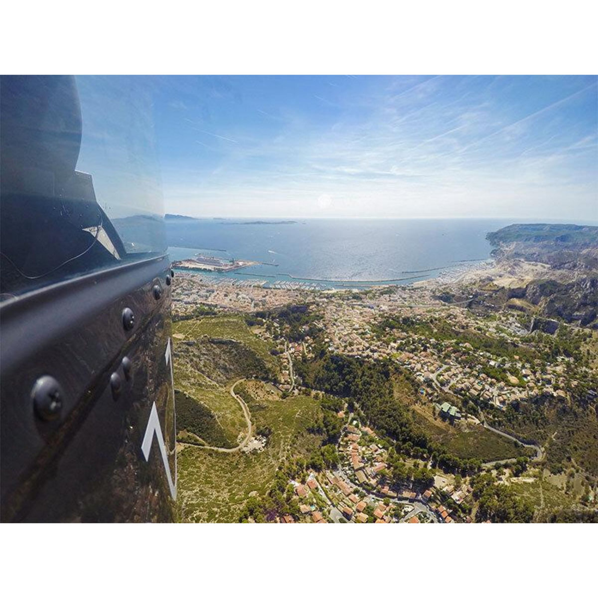 Smartbox Vol en hélicoptère de 20 min pour 2 au-dessus de Marseille - Coffret Cadeau Sport & Aventure