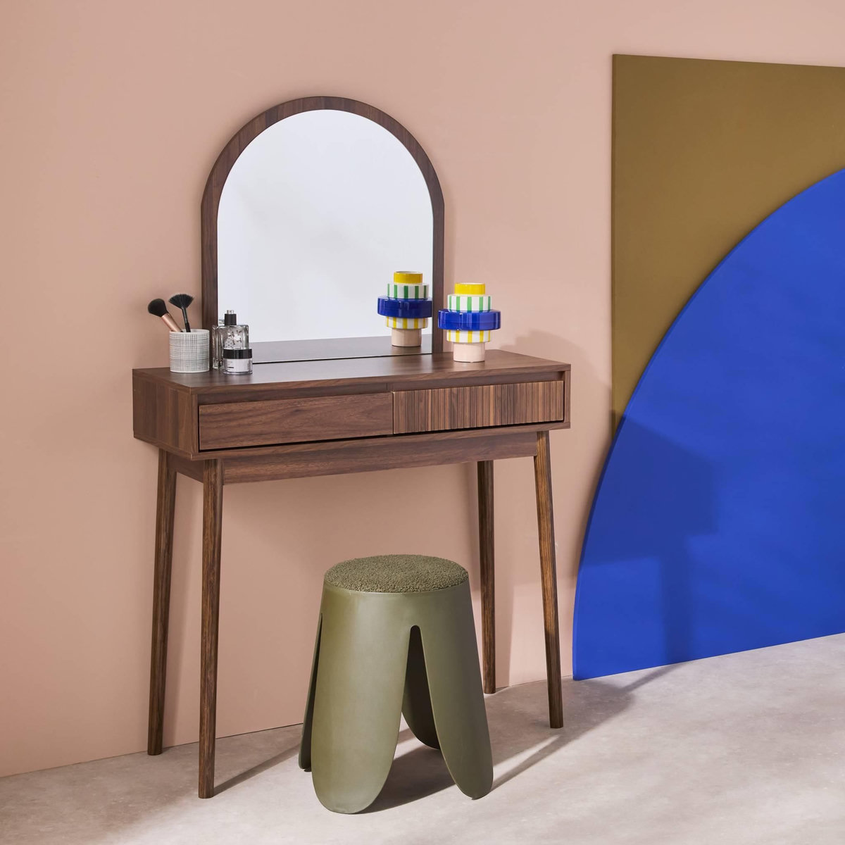 SWEEEK Coiffeuse décor bois LINEAR miroir arrondi 2 tiroirs 90 cm. façade striée. Noyer