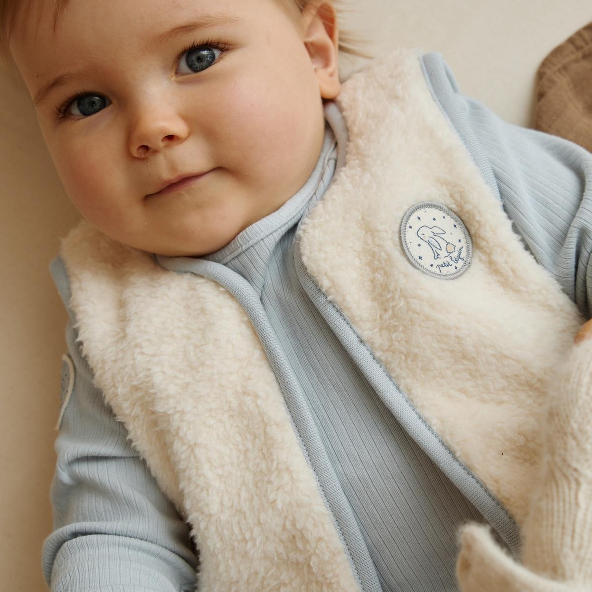 Voir la diapositive 4 : PETIT BEGUIN Veste sans manches bébé en sherpa voix lactée