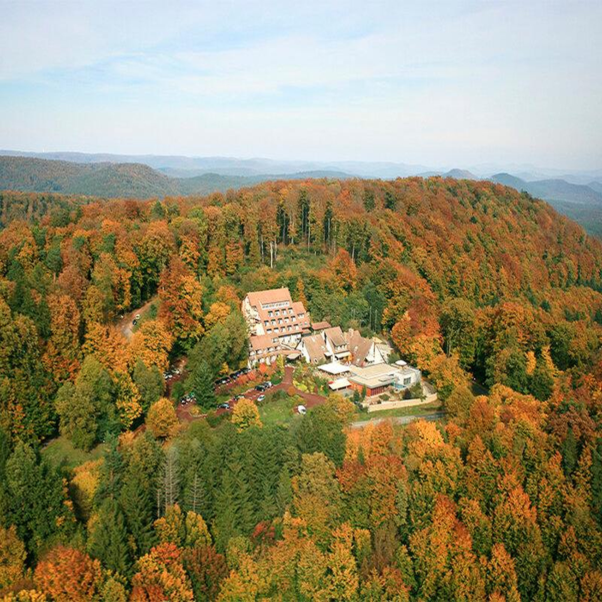 Voir la diapositive 4 : Smartbox 3 jours insolite en famille dans une cabane dans les vosges - coffret cadeau séjour