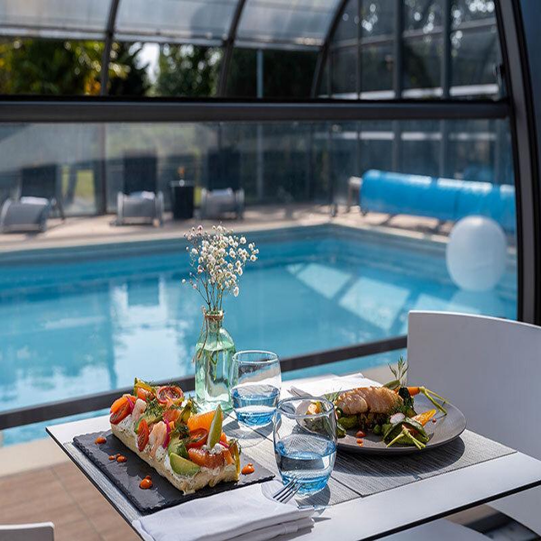 Voir la diapositive 3 : Smartbox 2 jours en hôtel novotel 4* aux abords de nantes avec dîner et espace détente - coffret cadeau séjour