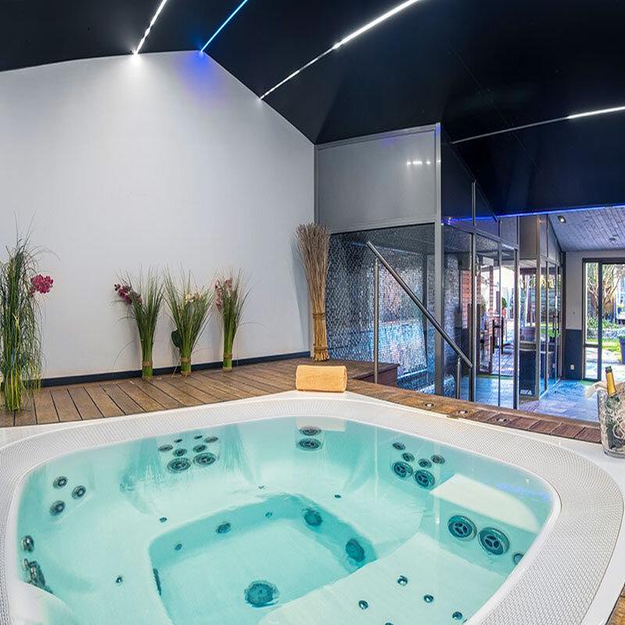 Voir la diapositive 4 : Smartbox 2 jours avec dîner, accès au spa et séance de fauteuil massant dans un hôtel 4* sur l'île de ré - coffret cadeau séjour